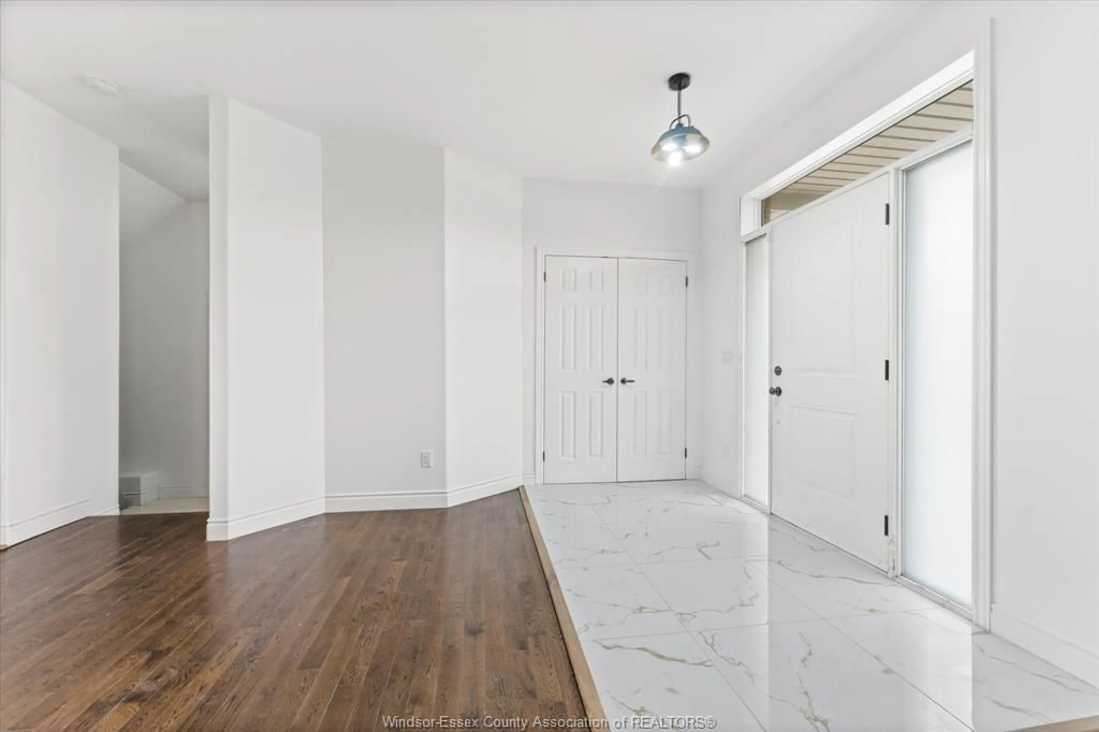 Indoor entryway for 286 GOLFVIEW Dr, Amherstburg Ontario N9V 1A0