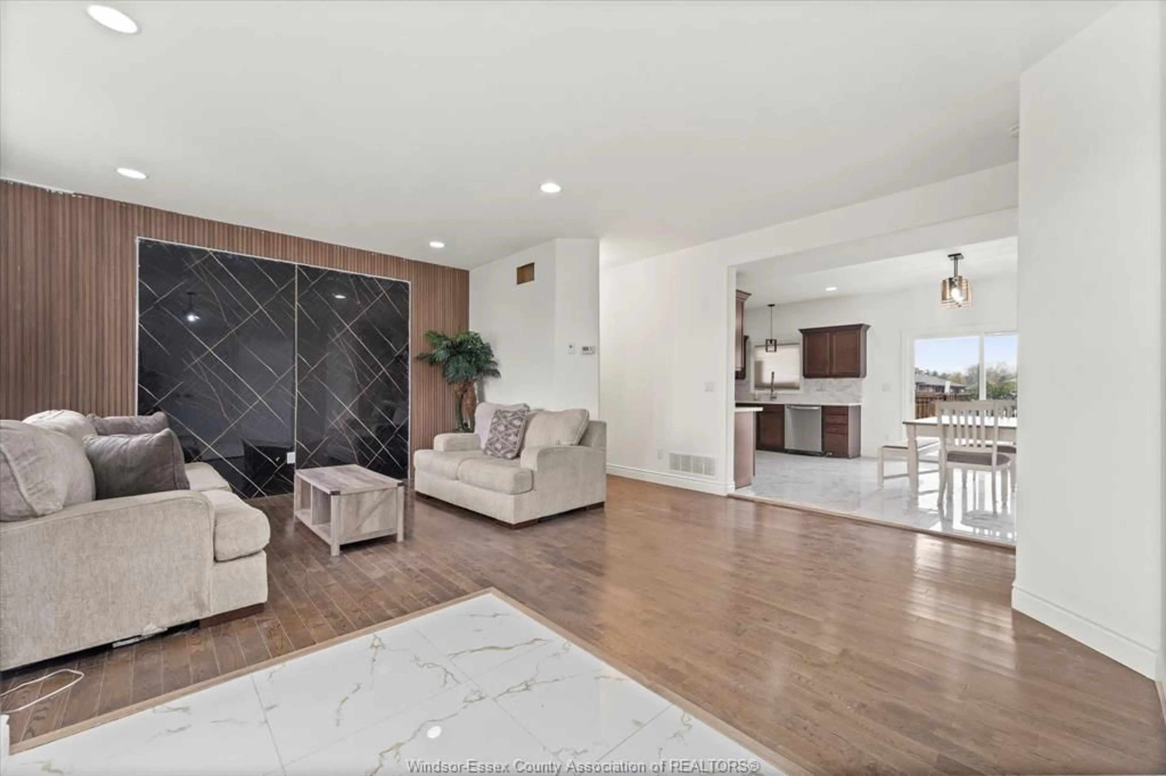 Living room with furniture, unknown for 286 GOLFVIEW Dr, Amherstburg Ontario N9V 1A0