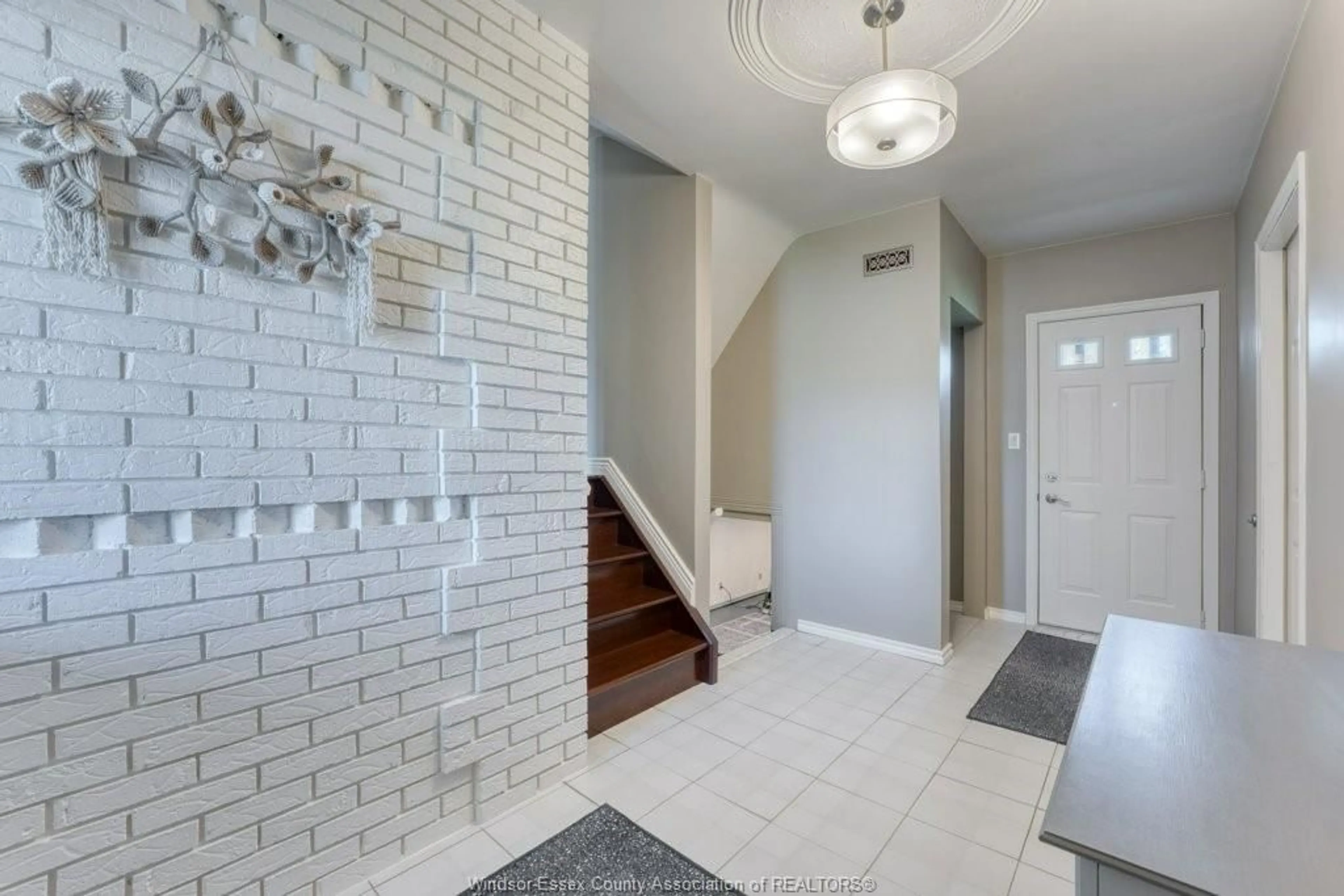 Indoor entryway for 27 BENNIE, Leamington Ontario N8H 4M1