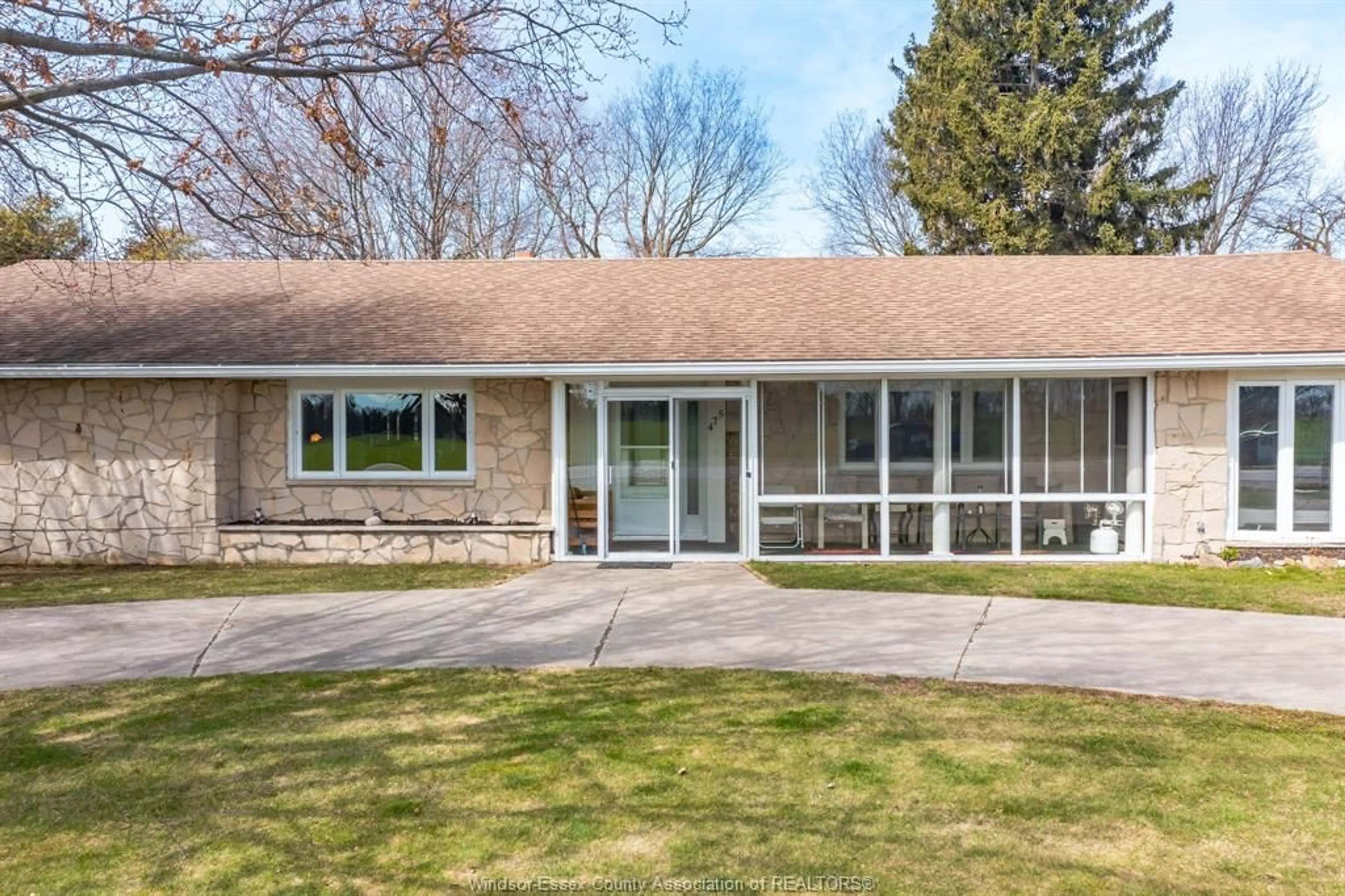 Home with vinyl exterior material, street for 475 COUNTY RD 13 Rd, Harrow Ontario N0R 1G0