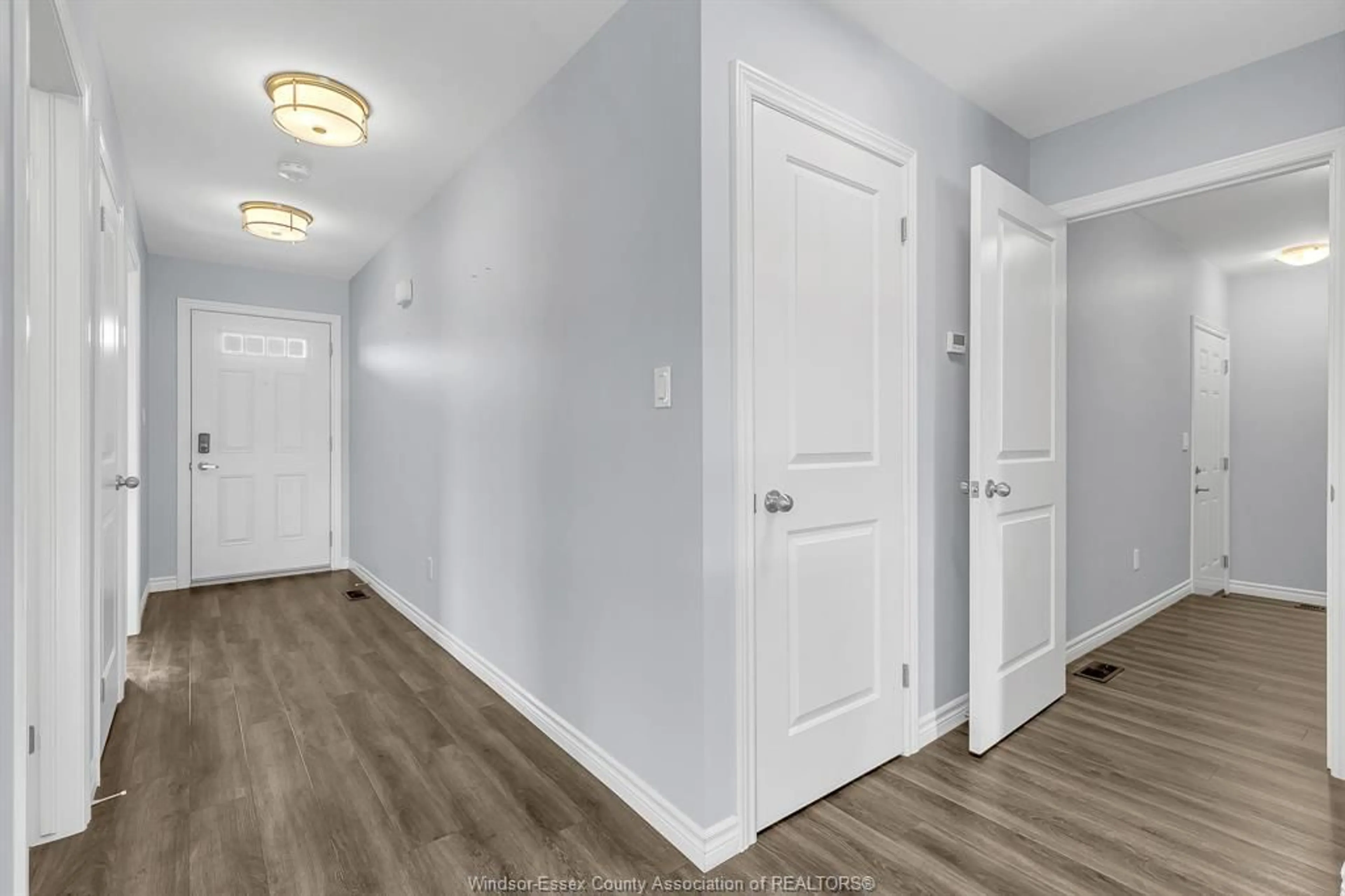 Indoor entryway for 1096 COPELAND Ave, Windsor Ontario N8P 0C3