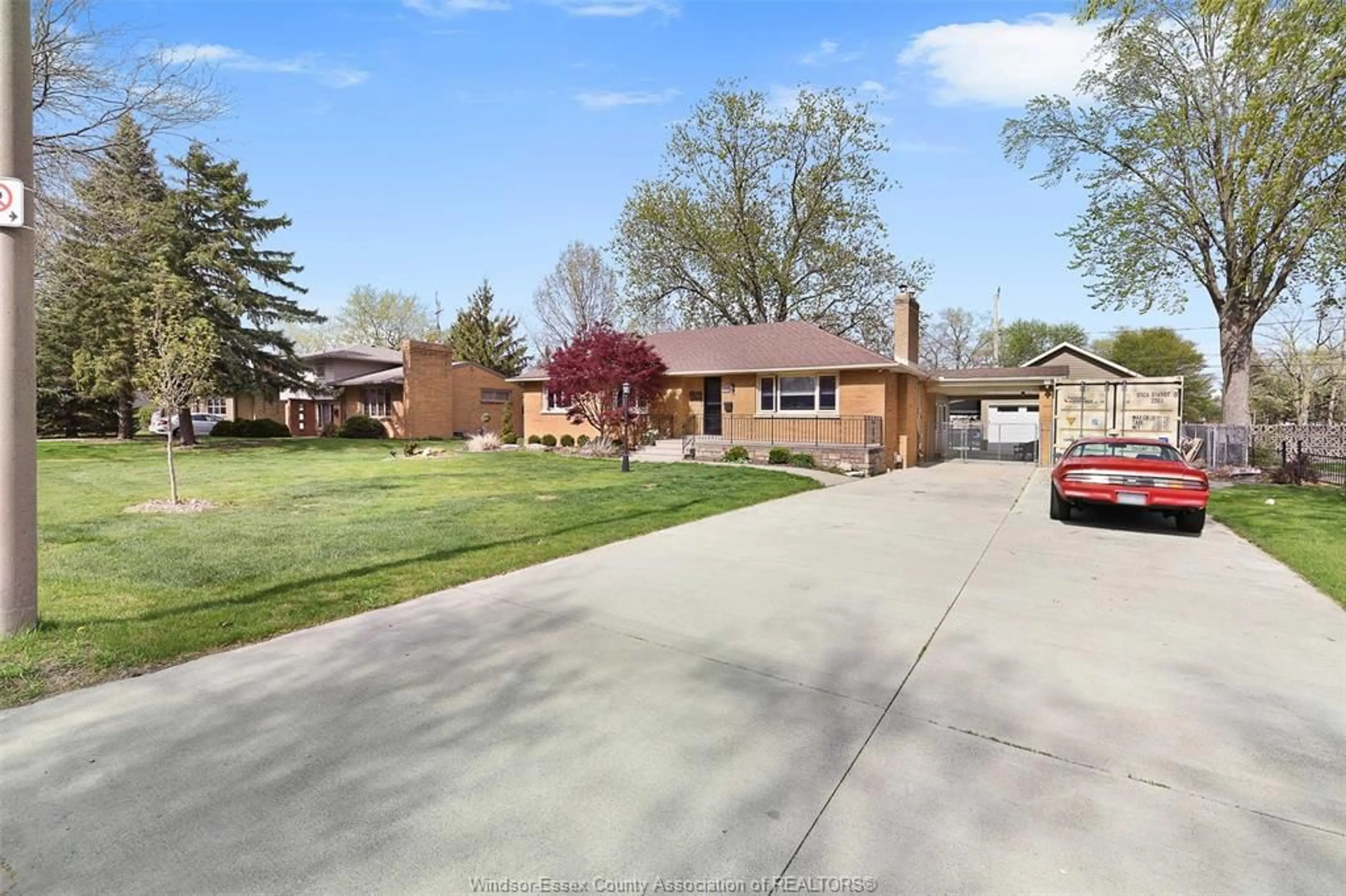 A pic from outside/outdoor area/front of a property/back of a property/a pic from drone, street for 4388 MOUNT ROYAL Dr, Windsor Ontario N9C 2C4
