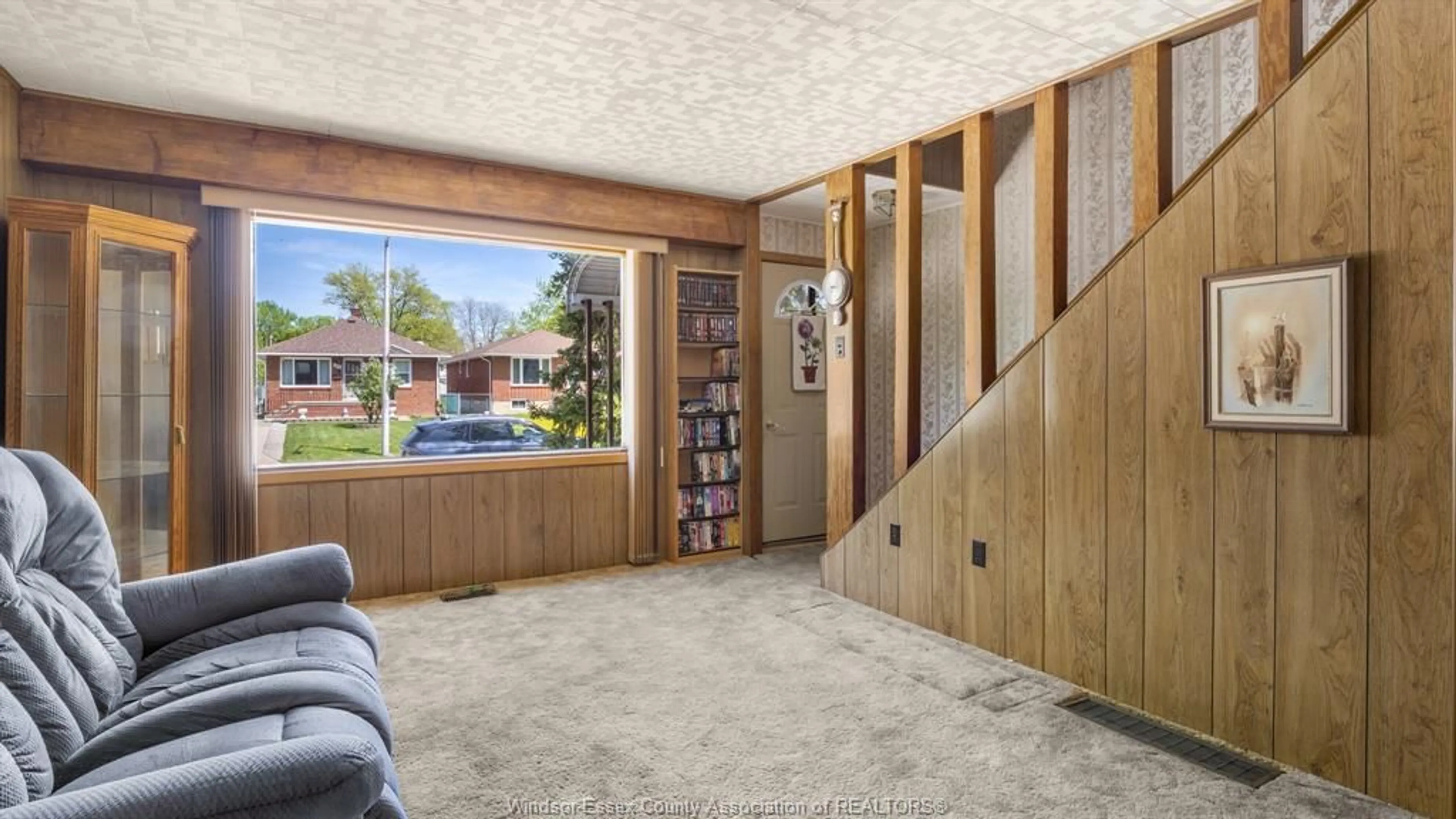 Indoor foyer for 1965 Bernard, Windsor Ontario N8W 4R6