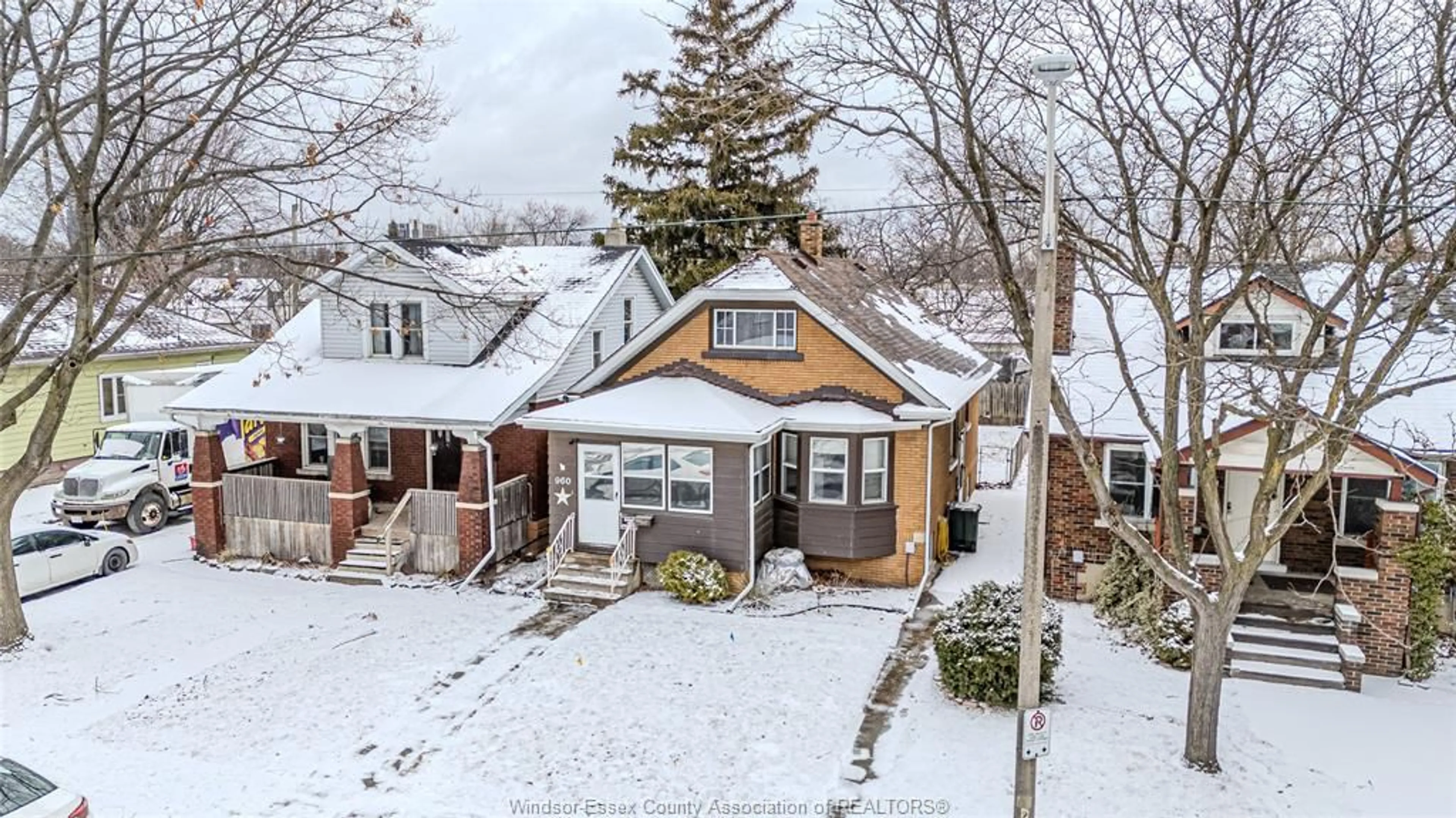 A pic from outside/outdoor area/front of a property/back of a property/a pic from drone, street for 960 CURRY, Windsor Ontario N9B 2C5