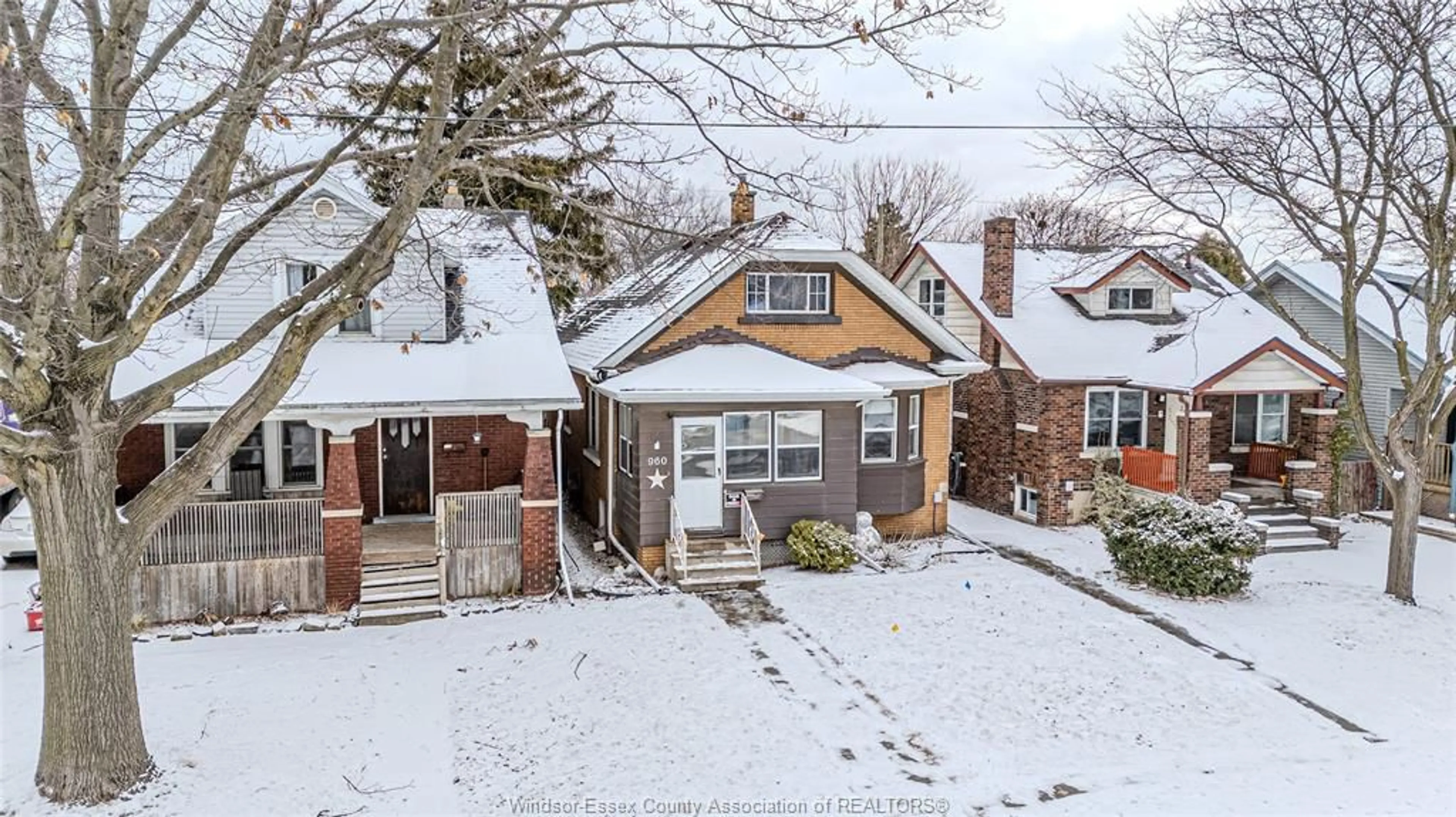 A pic from outside/outdoor area/front of a property/back of a property/a pic from drone, street for 960 CURRY, Windsor Ontario N9B 2C5