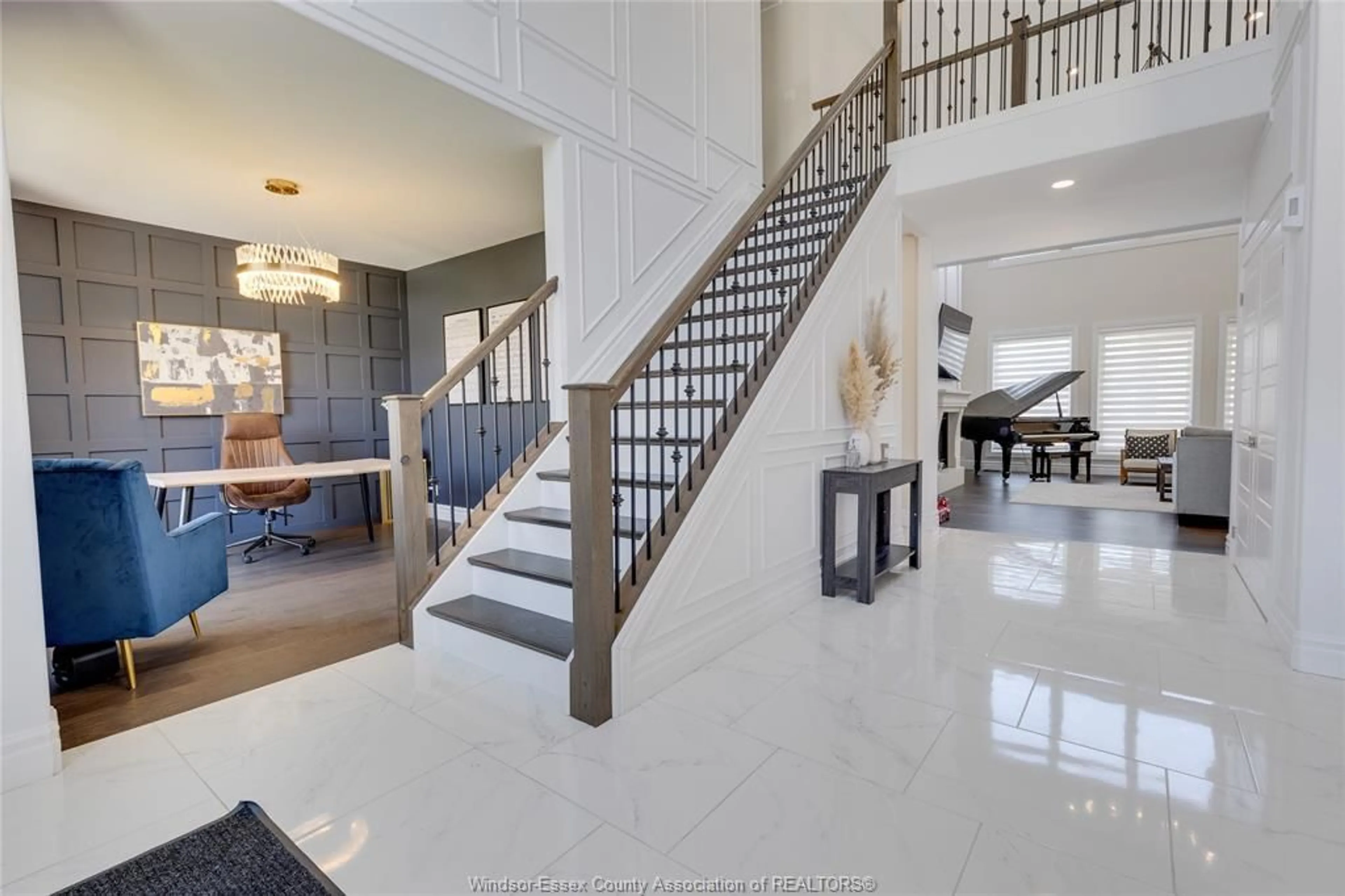 Indoor foyer for 1532 VIRTUE Lane, Windsor Ontario N8S 0A8