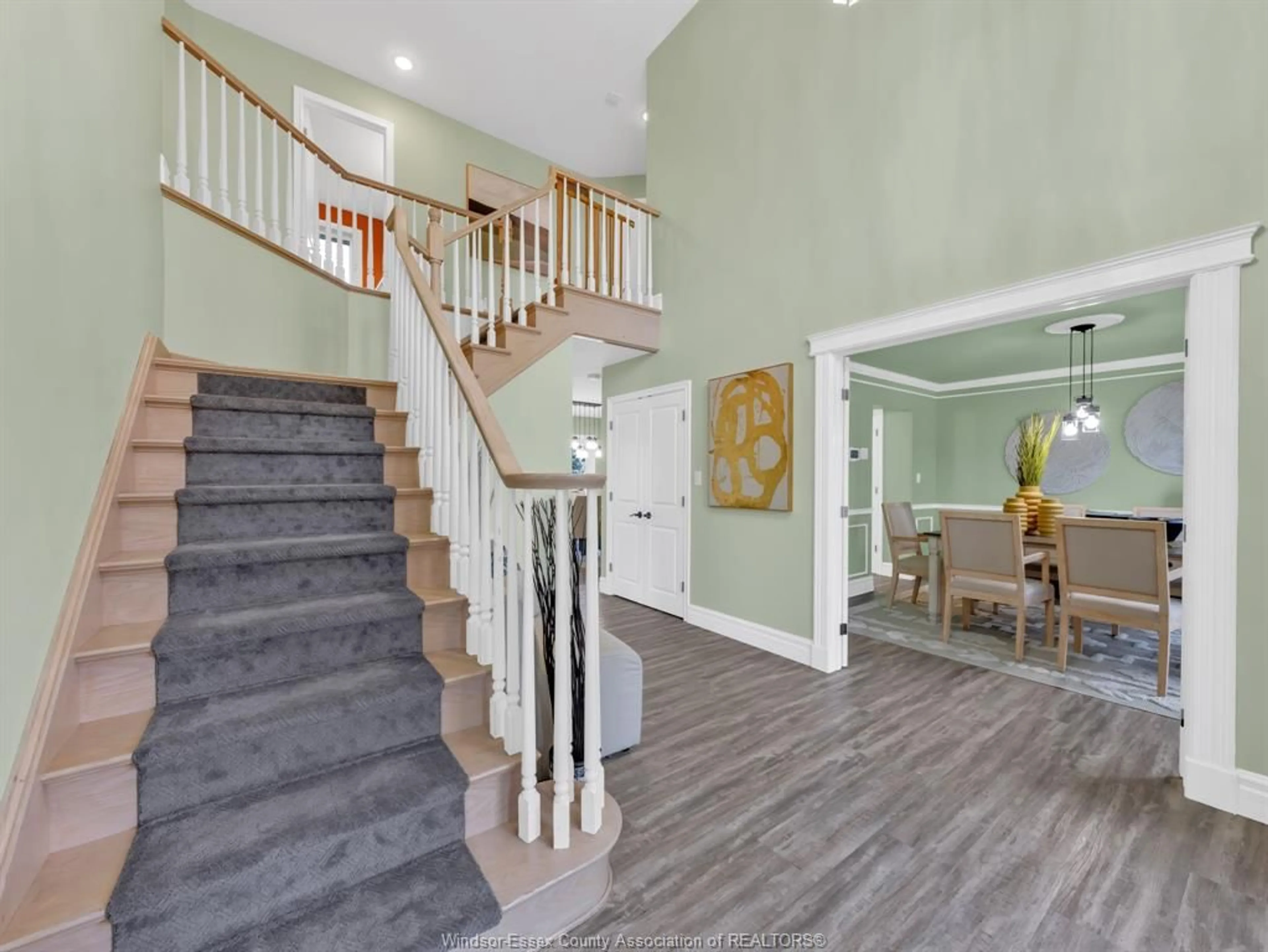 Indoor foyer for 468 ORCHARD PARK Dr, Tecumseh Ontario N8N 4Y1