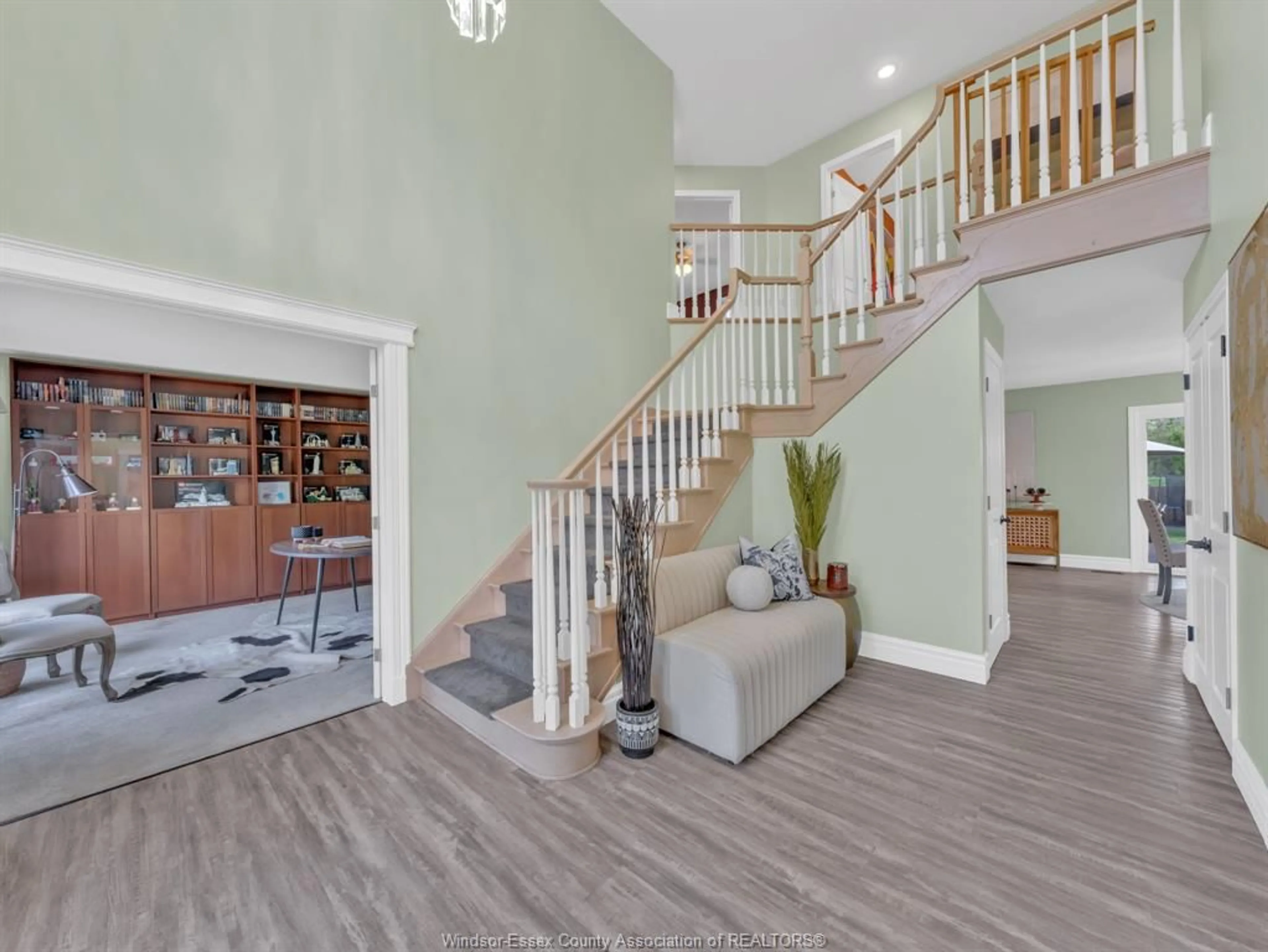 Indoor foyer for 468 ORCHARD PARK Dr, Tecumseh Ontario N8N 4Y1