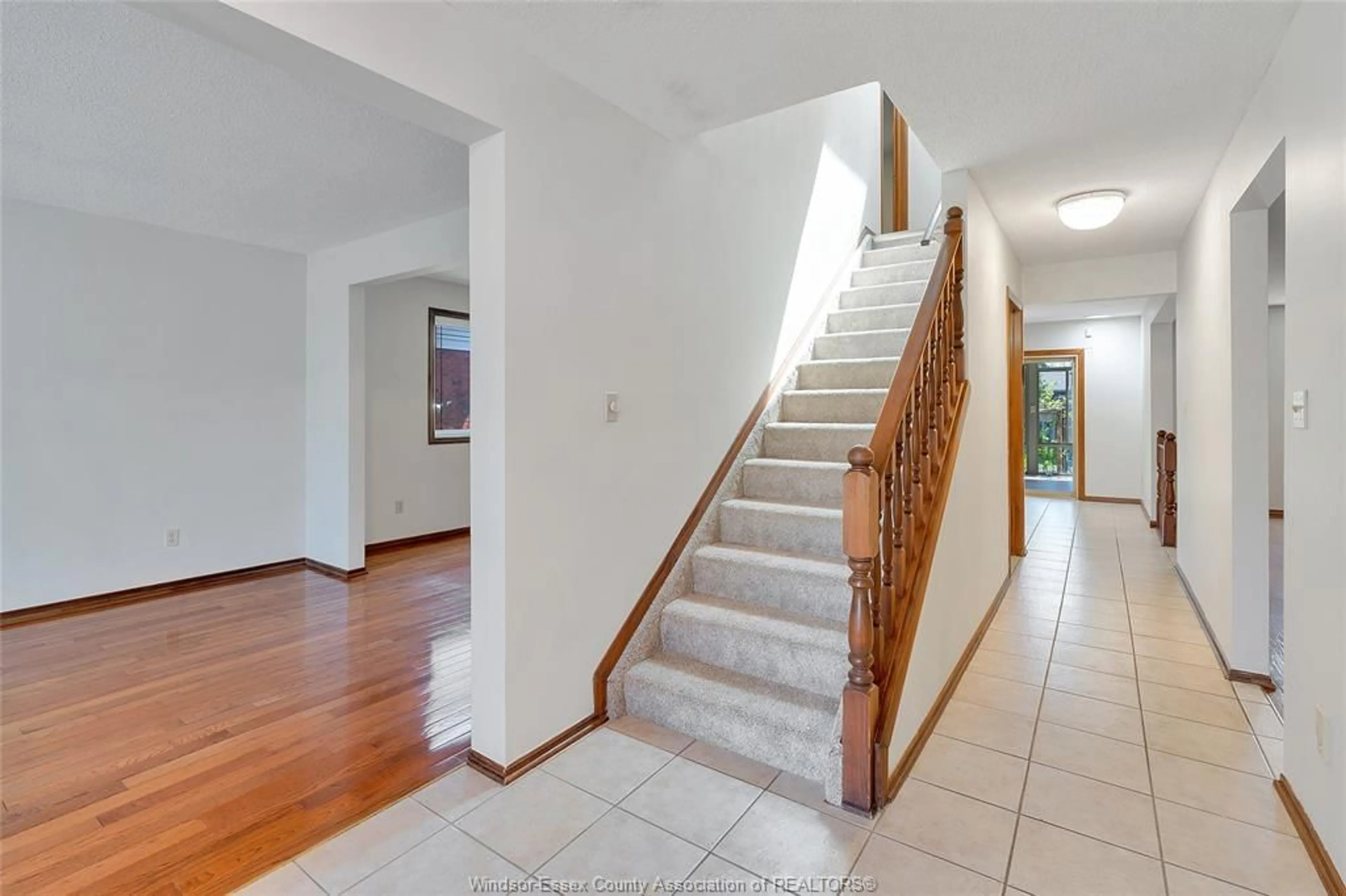 Indoor foyer for 12151 ORCHARD Dr, Tecumseh Ontario N8N 4A2