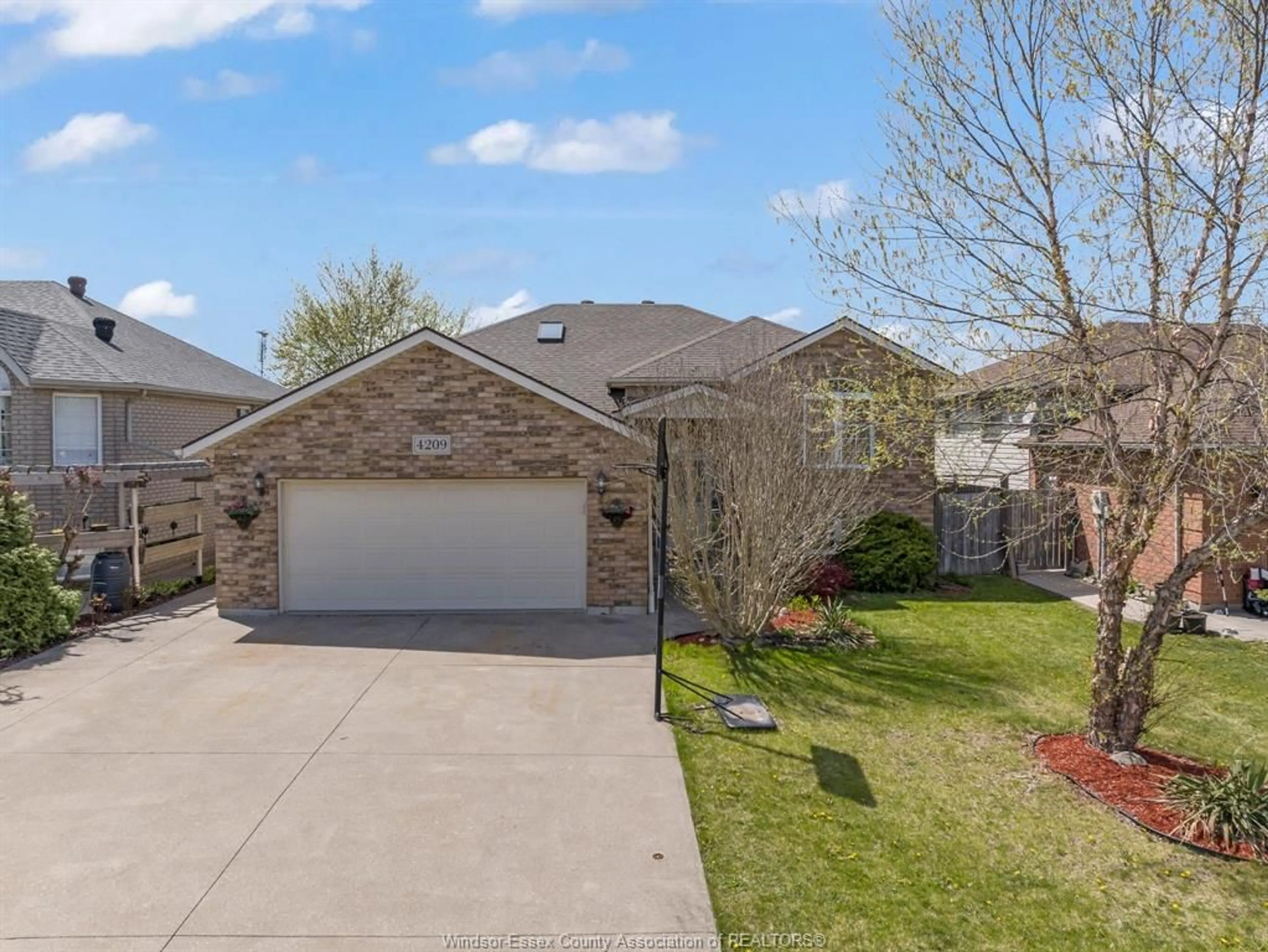 A pic from outside/outdoor area/front of a property/back of a property/a pic from drone, street for 4209 BARTON Cres, Windsor Ontario N9G 2V5