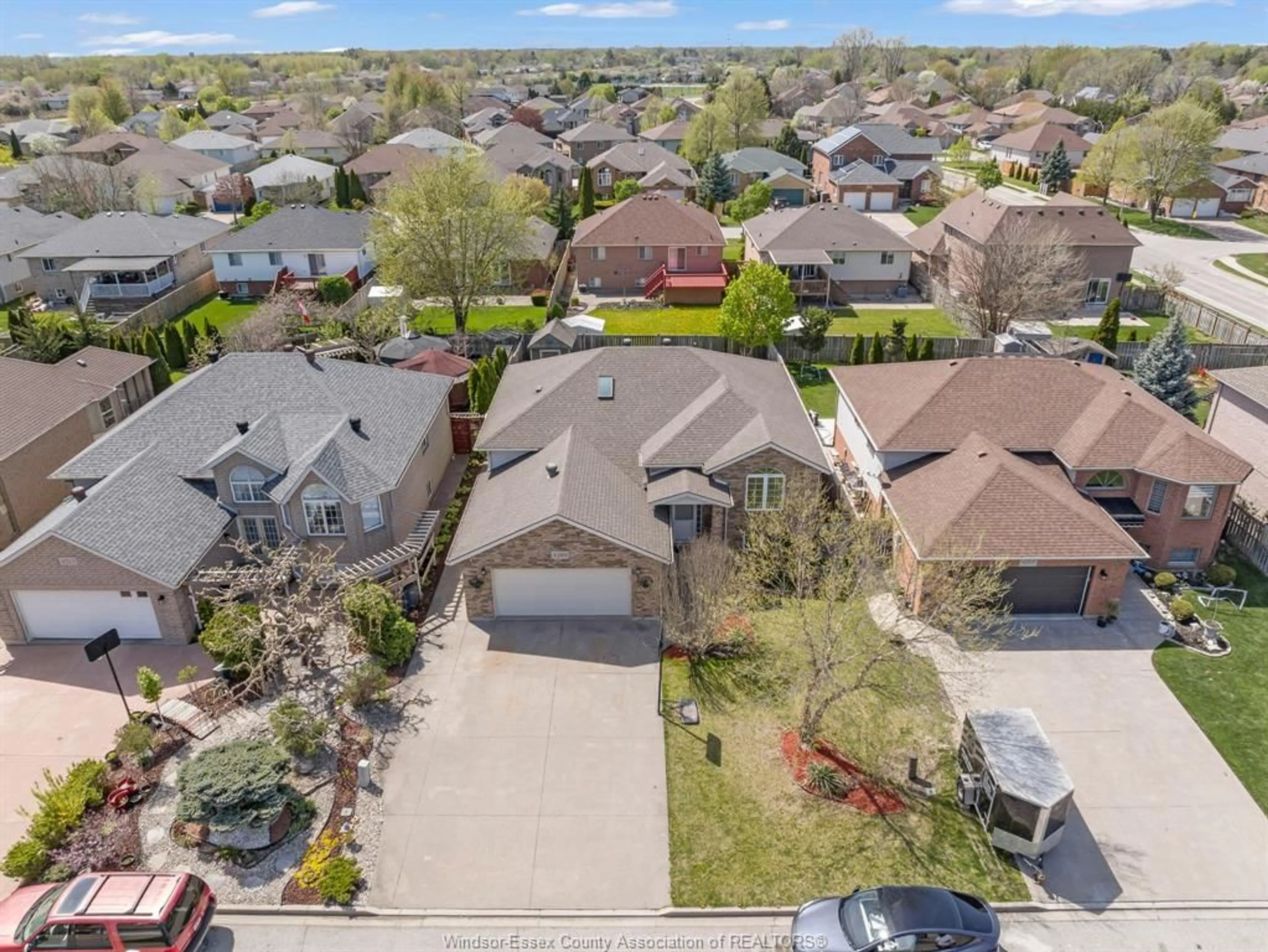 A pic from outside/outdoor area/front of a property/back of a property/a pic from drone, street for 4209 BARTON Cres, Windsor Ontario N9G 2V5