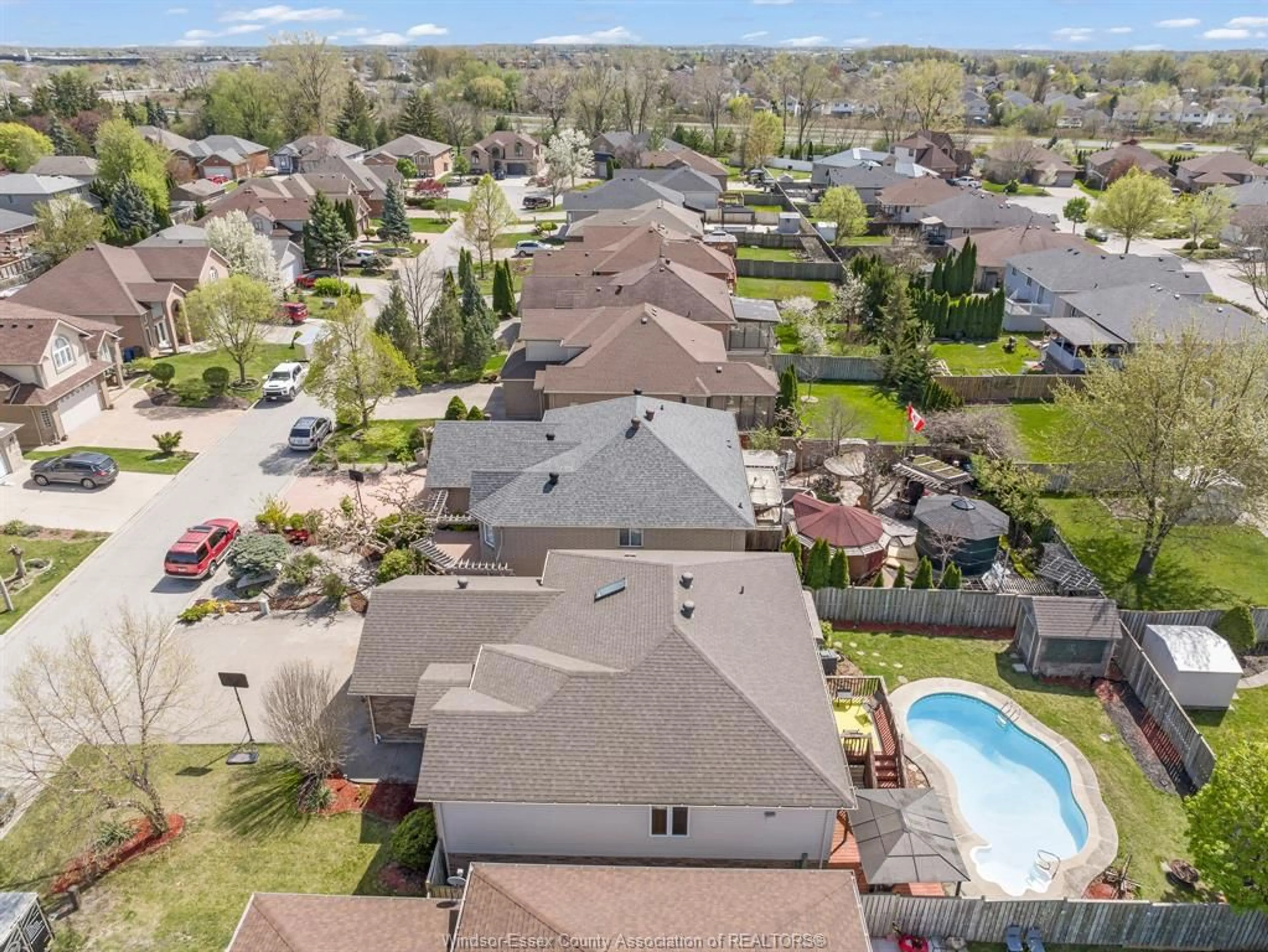 A pic from outside/outdoor area/front of a property/back of a property/a pic from drone, street for 4209 BARTON Cres, Windsor Ontario N9G 2V5