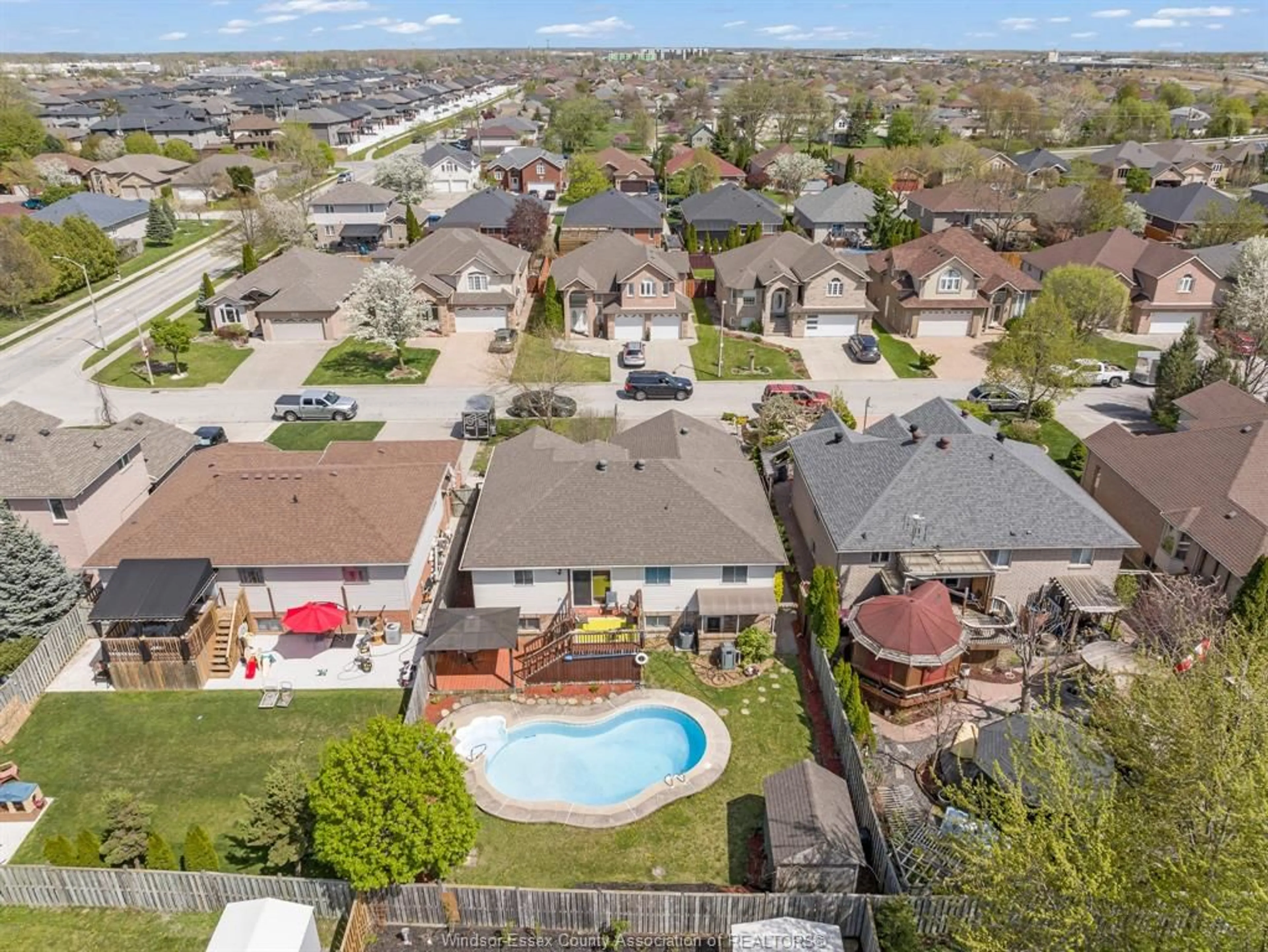 A pic from outside/outdoor area/front of a property/back of a property/a pic from drone, street for 4209 BARTON Cres, Windsor Ontario N9G 2V5