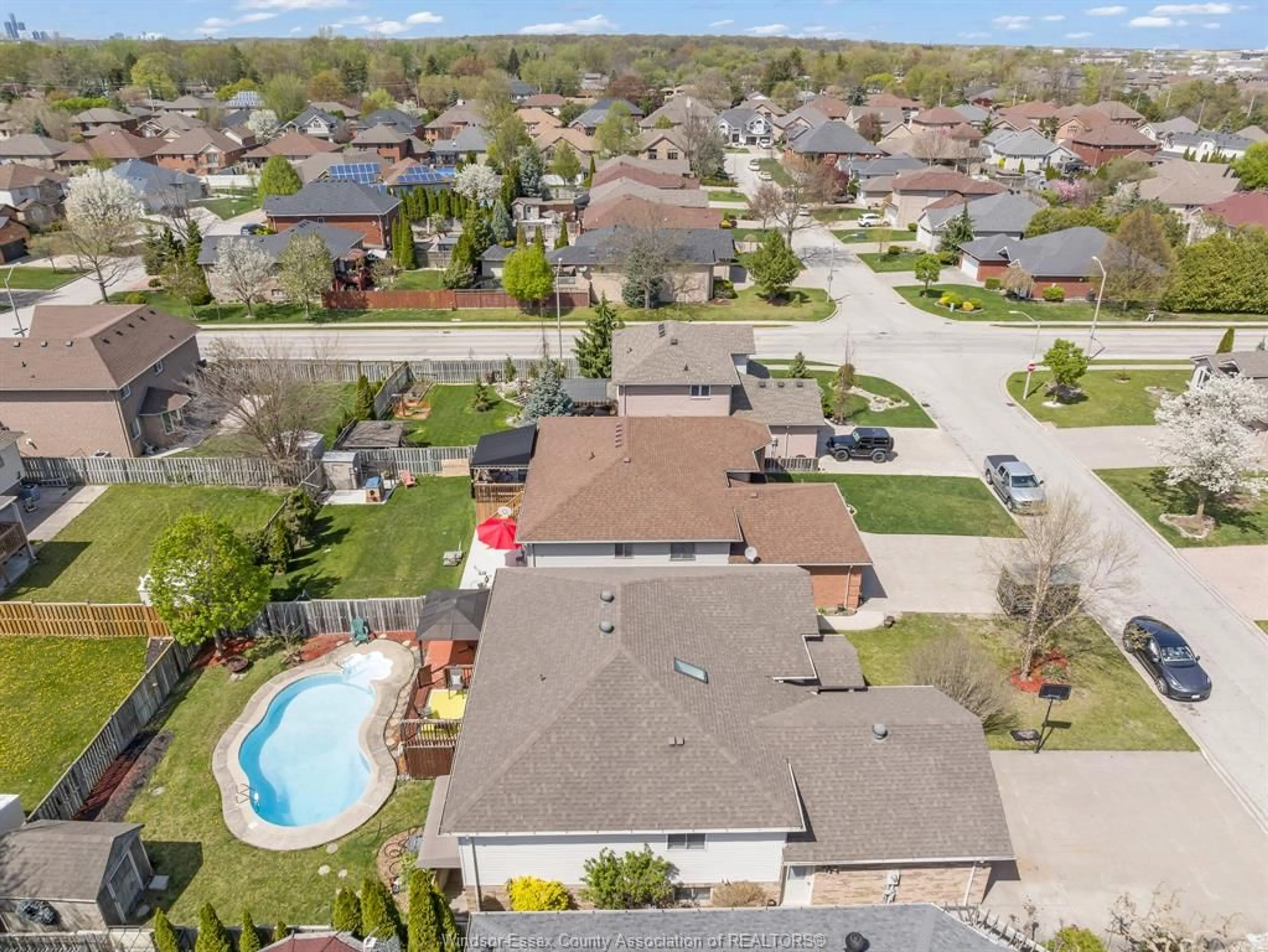 A pic from outside/outdoor area/front of a property/back of a property/a pic from drone, street for 4209 BARTON Cres, Windsor Ontario N9G 2V5
