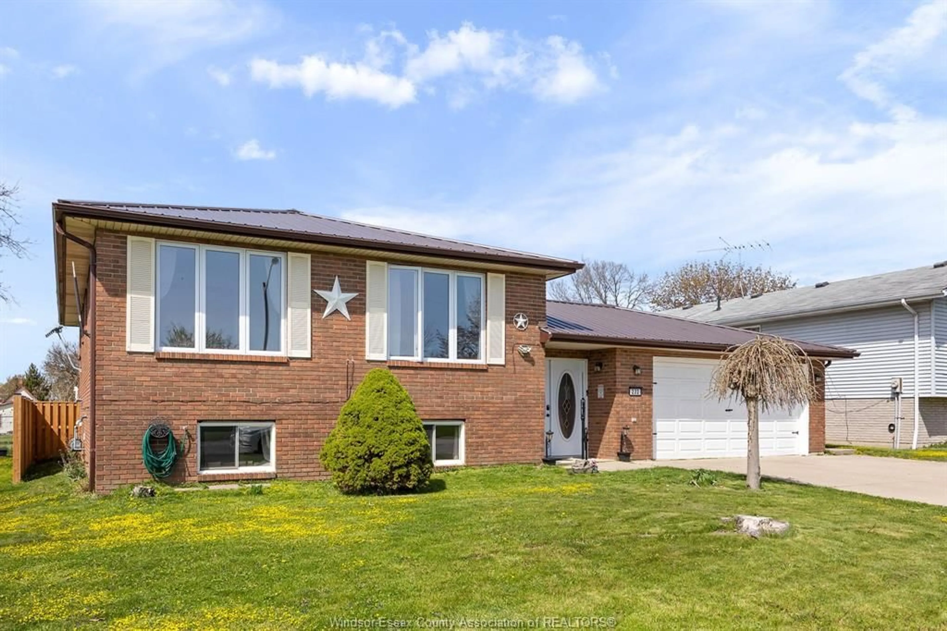 Home with brick exterior material, street for 232 MAPLE St, Harrow Ontario N0R 1G0
