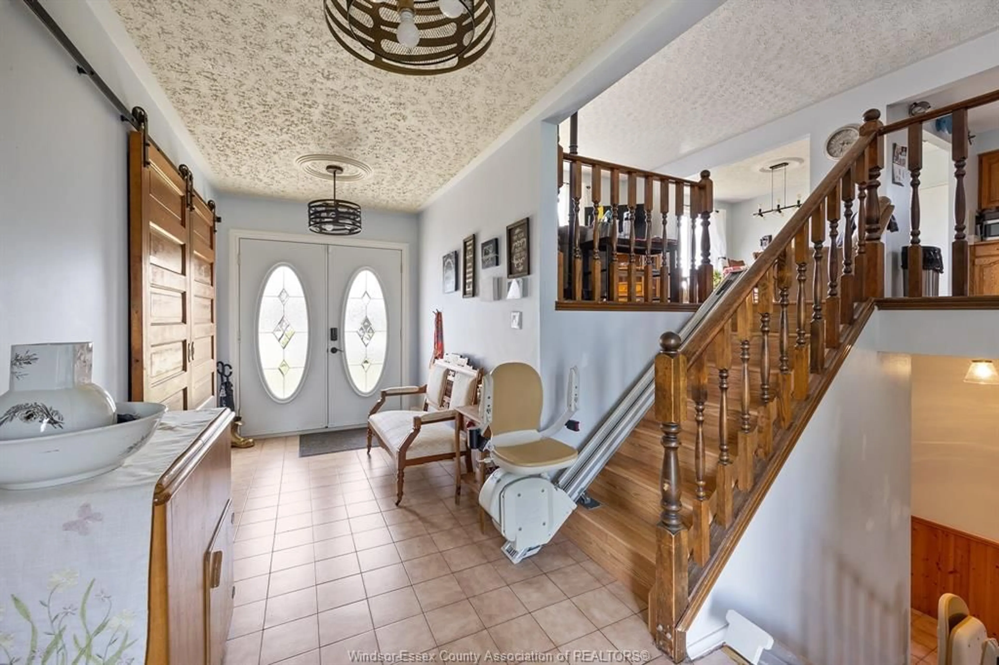 Indoor foyer for 232 MAPLE St, Harrow Ontario N0R 1G0