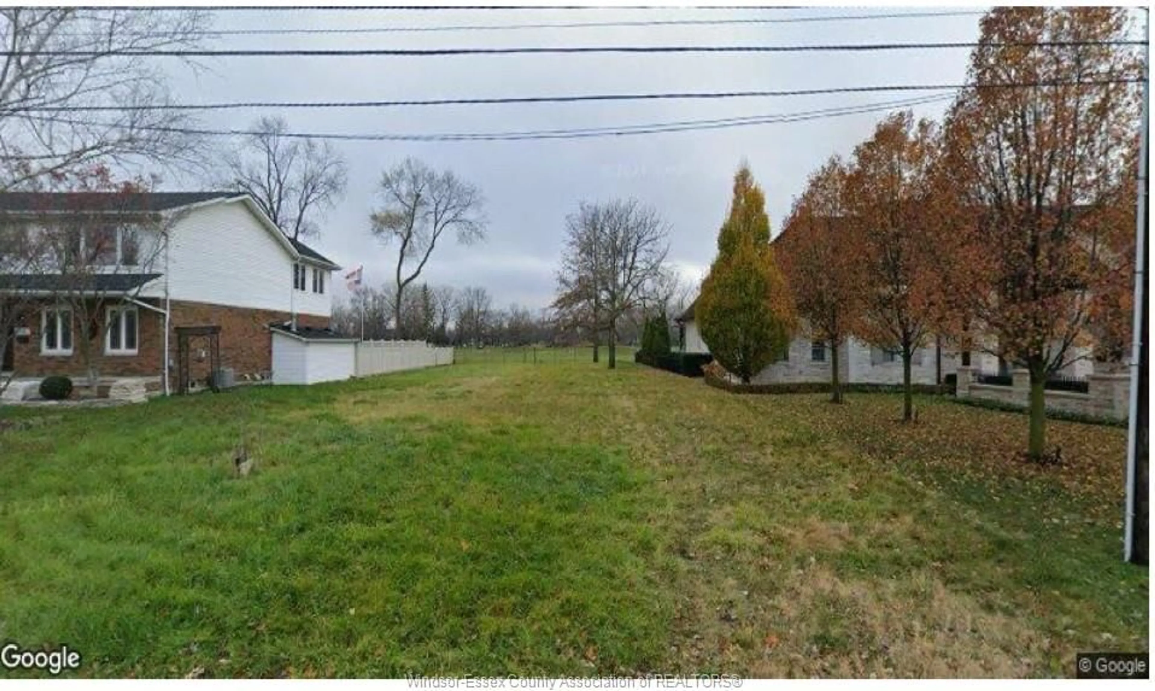 A pic from outside/outdoor area/front of a property/back of a property/a pic from drone, street for 4059 ROSELAND Dr, Windsor Ontario N9G 1Y5