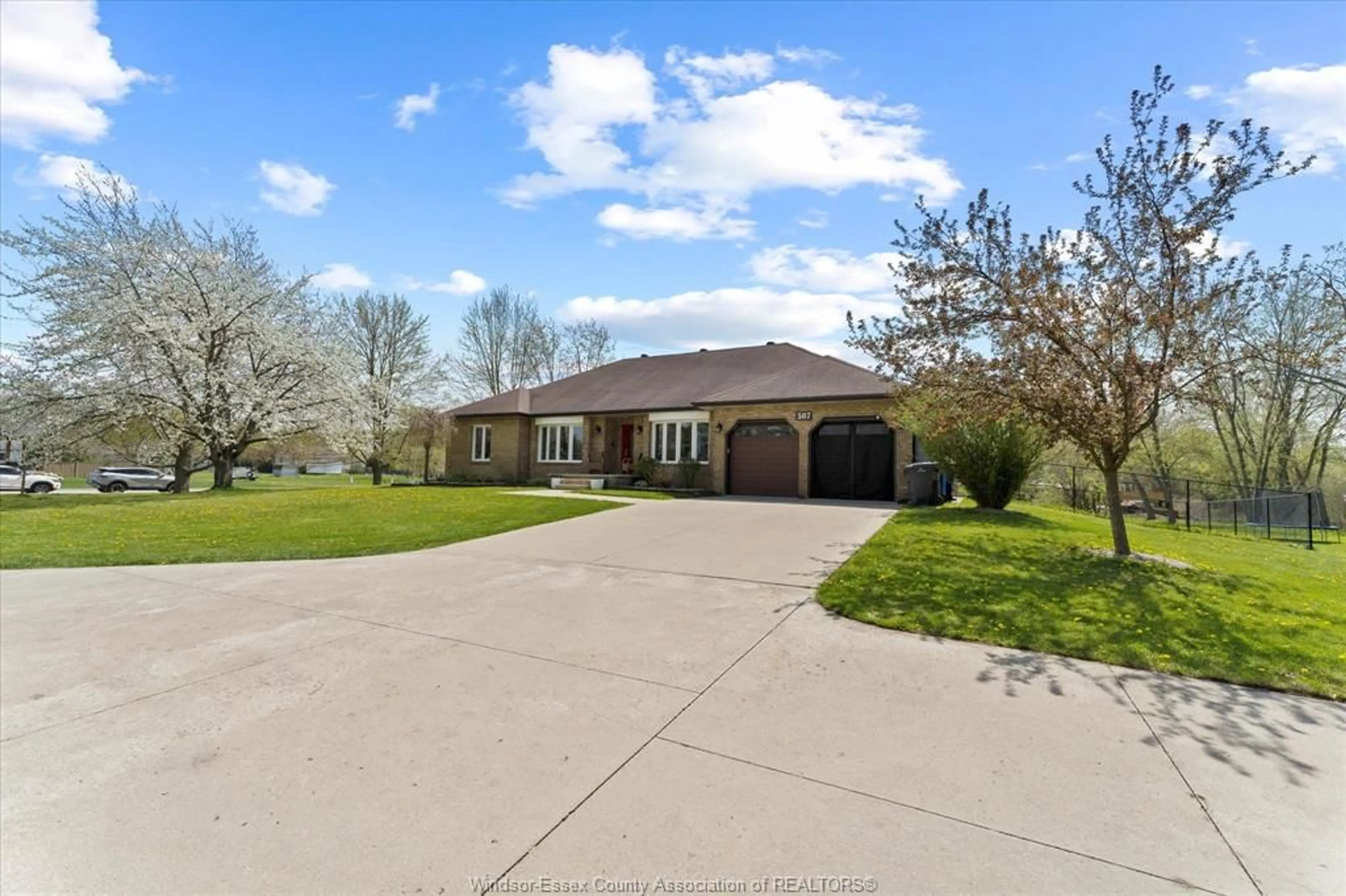 A pic from outside/outdoor area/front of a property/back of a property/a pic from drone, water/lake/river/ocean view for 507 MCLEOD Ave, Amherstburg Ontario N9V 2Y8