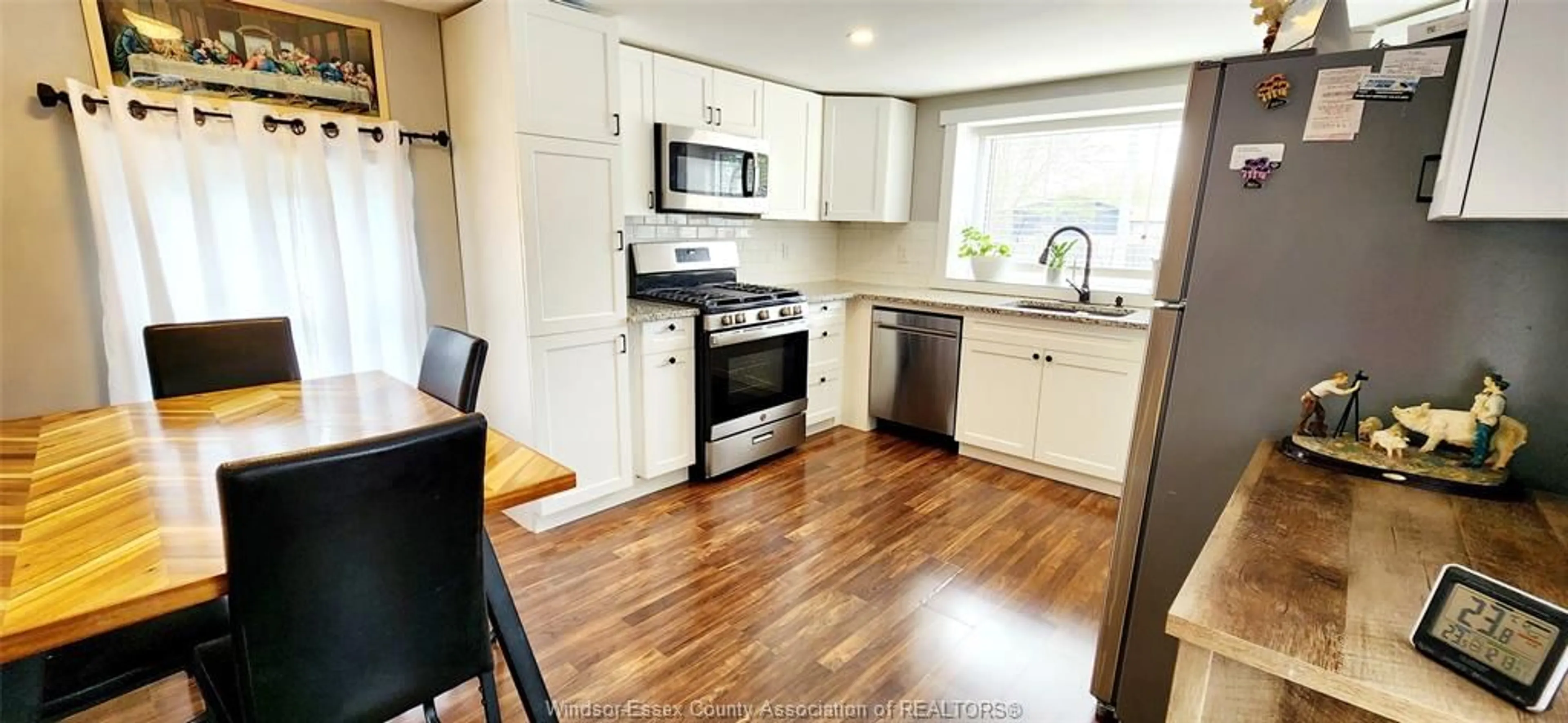 Open concept kitchen, wood/laminate floor for 40 PARKSIDE Dr, McGregor Ontario N0R 1J0