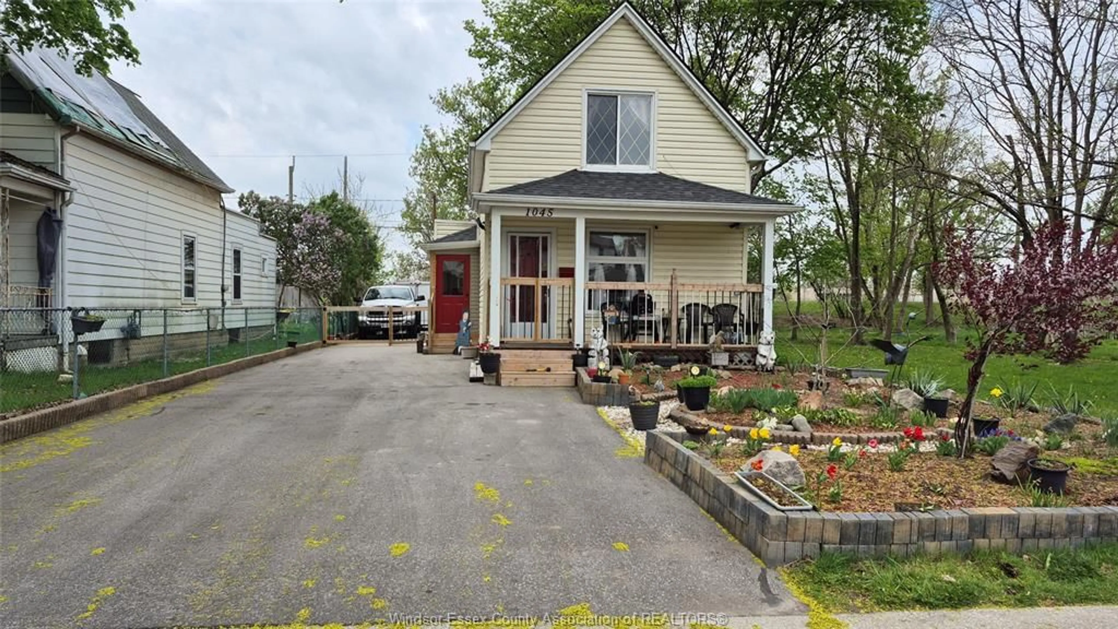 A pic from outside/outdoor area/front of a property/back of a property/a pic from drone, street for 1045 WELLINGTON, Windsor Ontario N9A 5K2