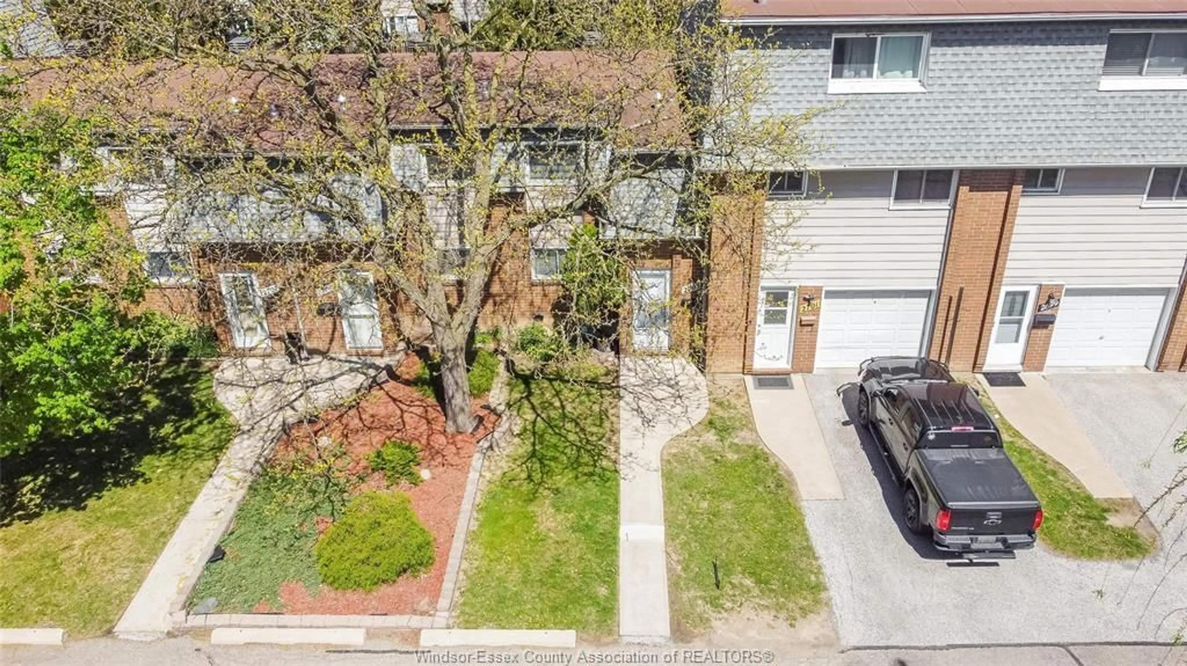 A pic from outside/outdoor area/front of a property/back of a property/a pic from drone, street for 2703 VINE Crt #93, Windsor Ontario N8T 2X7