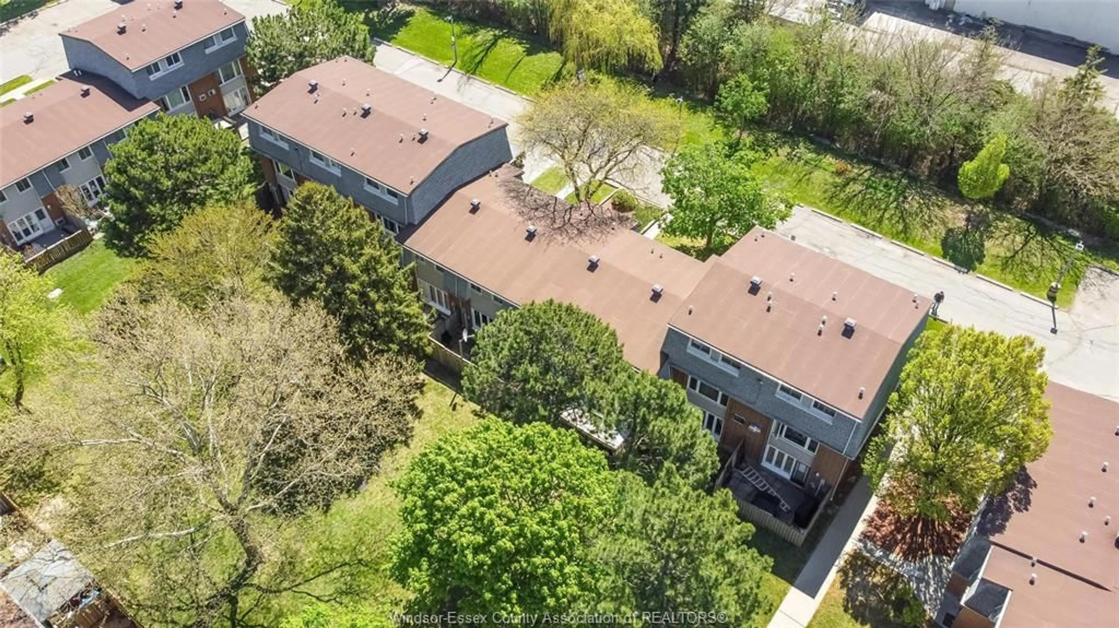 A pic from outside/outdoor area/front of a property/back of a property/a pic from drone, city buildings view from balcony for 2703 VINE Crt #93, Windsor Ontario N8T 2X7