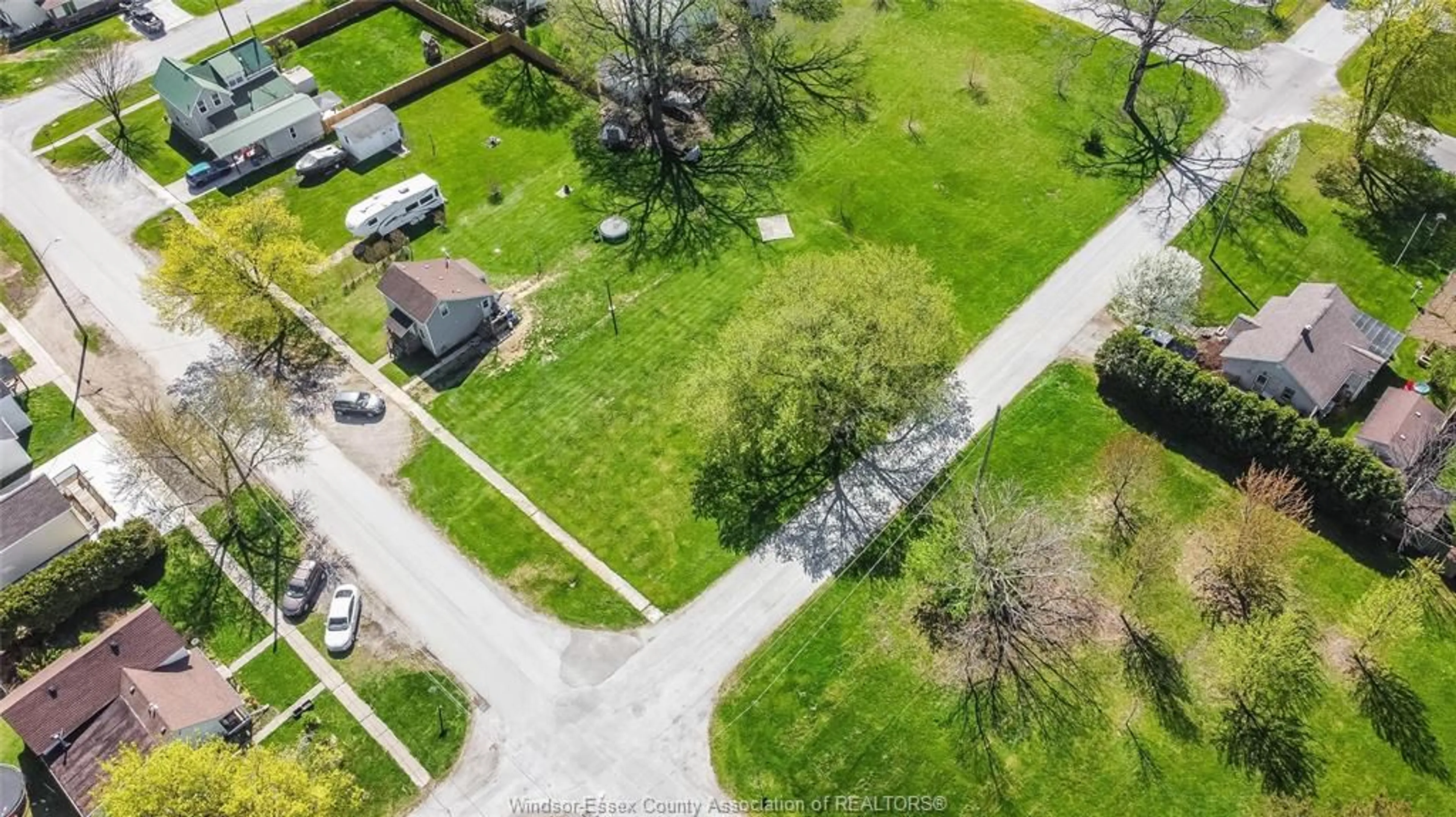 A pic from outside/outdoor area/front of a property/back of a property/a pic from drone, street for 470 BROWN St, Dresden Ontario N0P 1M0