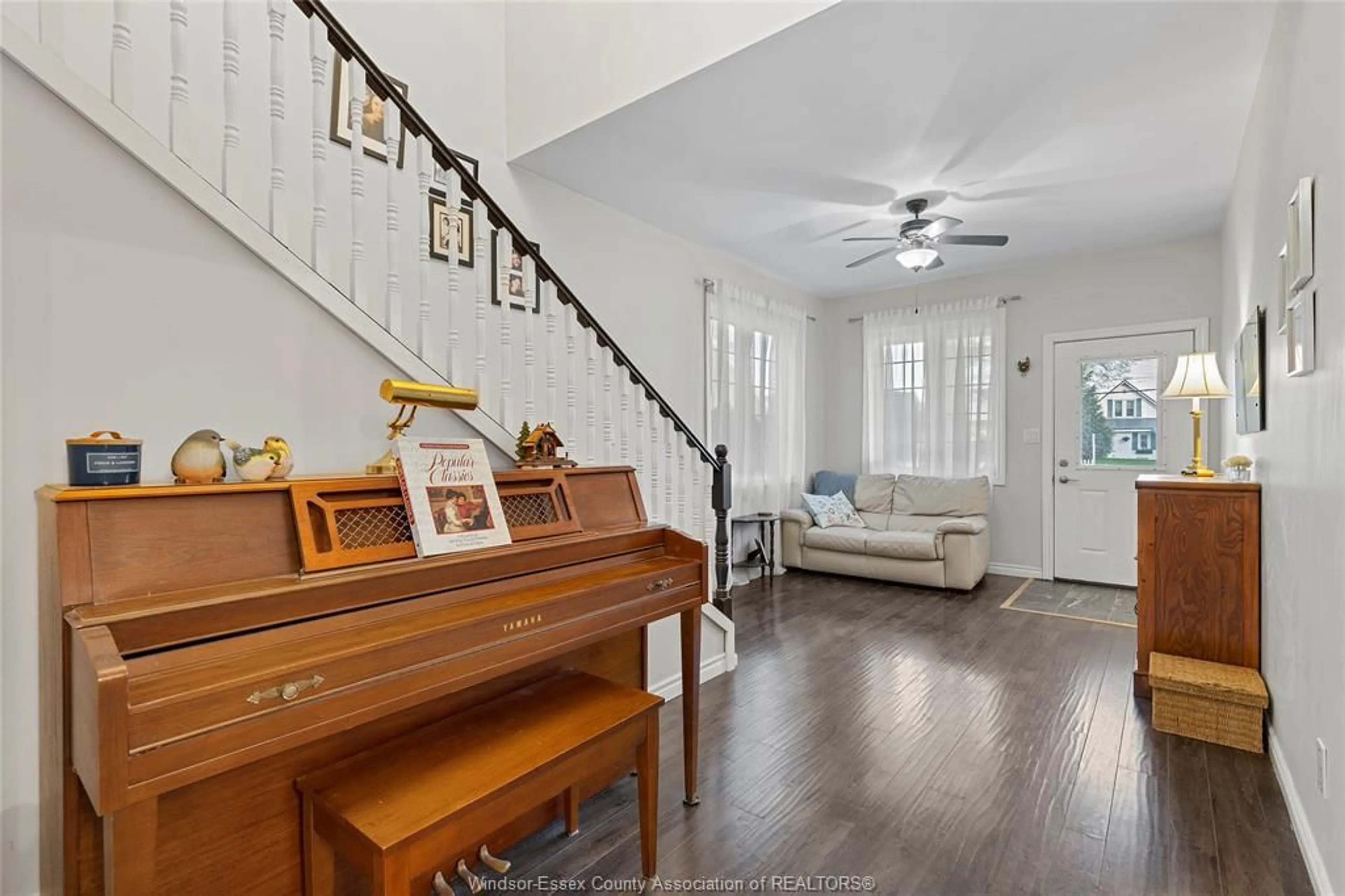 Indoor entryway for 600 HERITAGE Rd, Kingsville Ontario N9Y 3B2