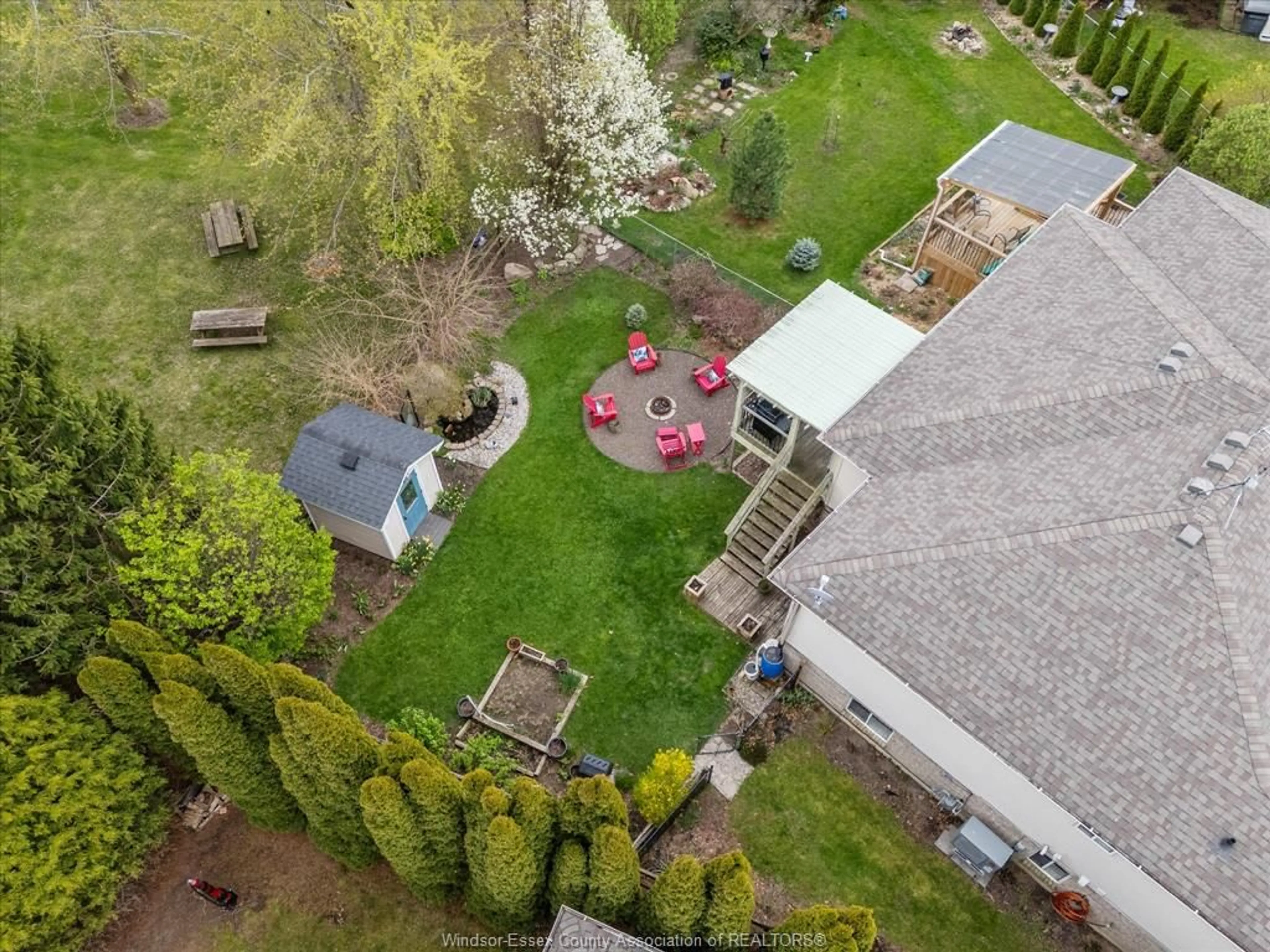 A pic from outside/outdoor area/front of a property/back of a property/a pic from drone, unknown for 151 Victoria Ave, Kingsville Ontario N9Y 1T5