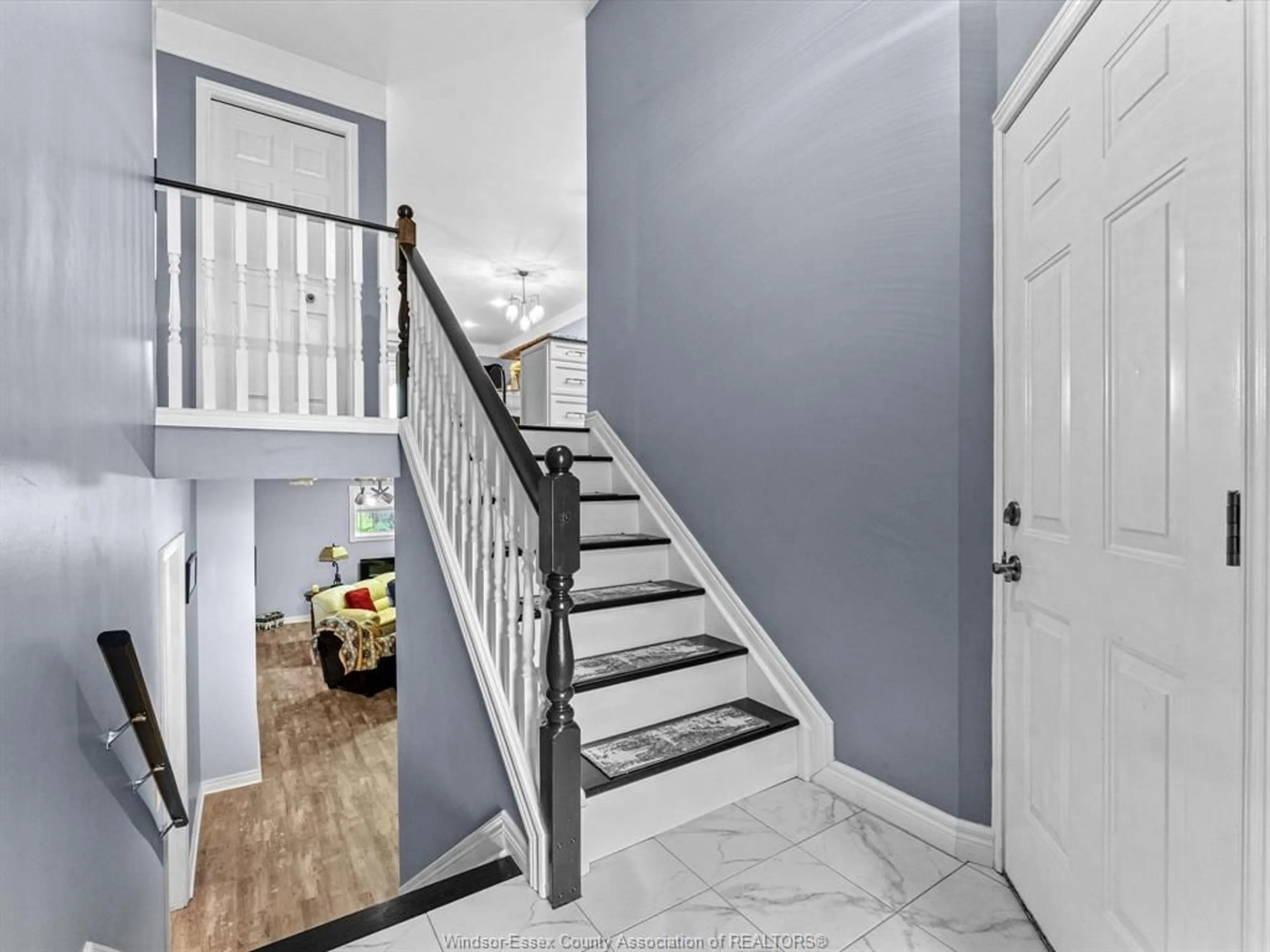 Indoor entryway for 151 Victoria Ave, Kingsville Ontario N9Y 1T5