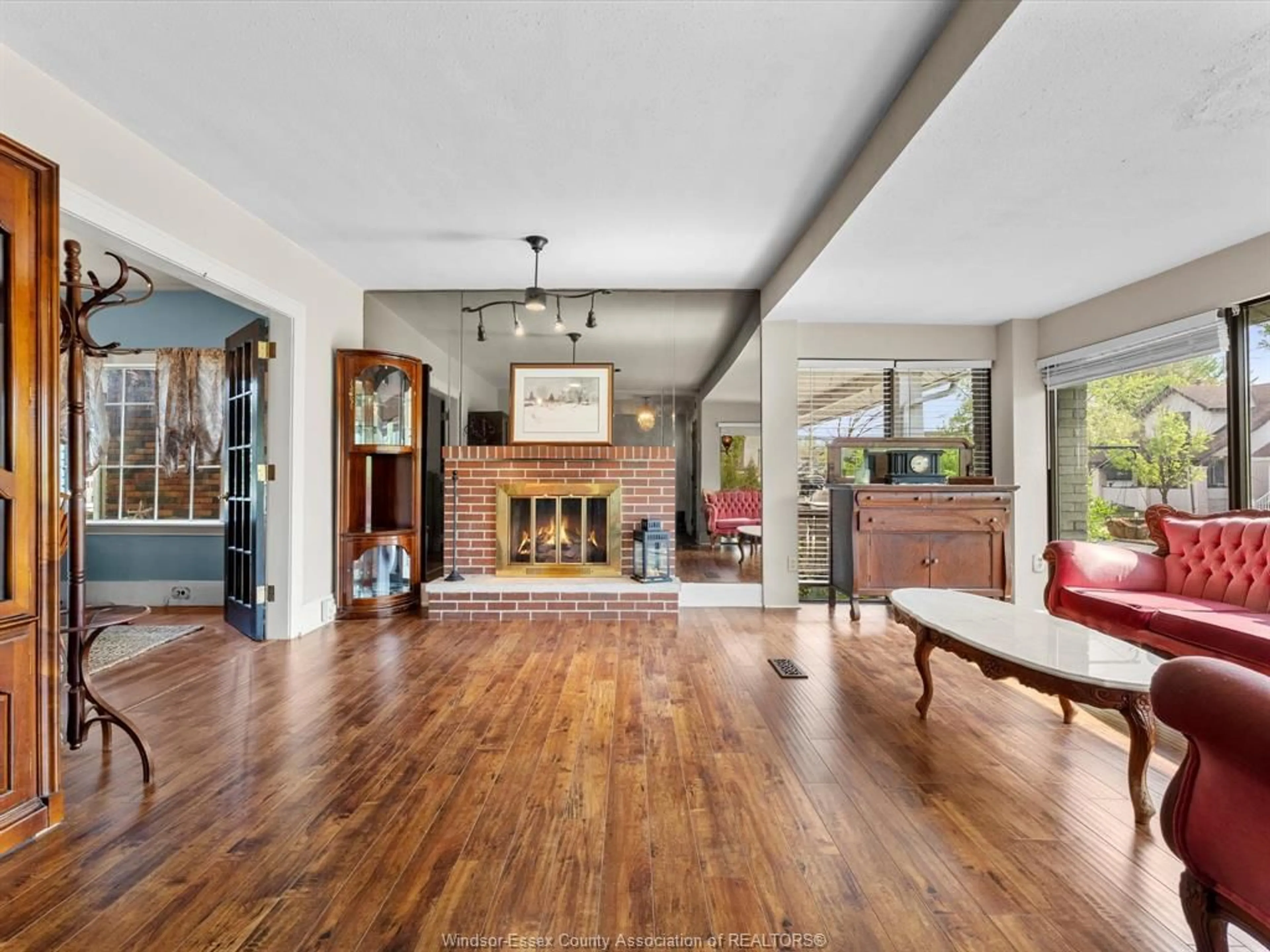 Indoor foyer for 882 Lawrence, Windsor Ontario N8Y 3Z7