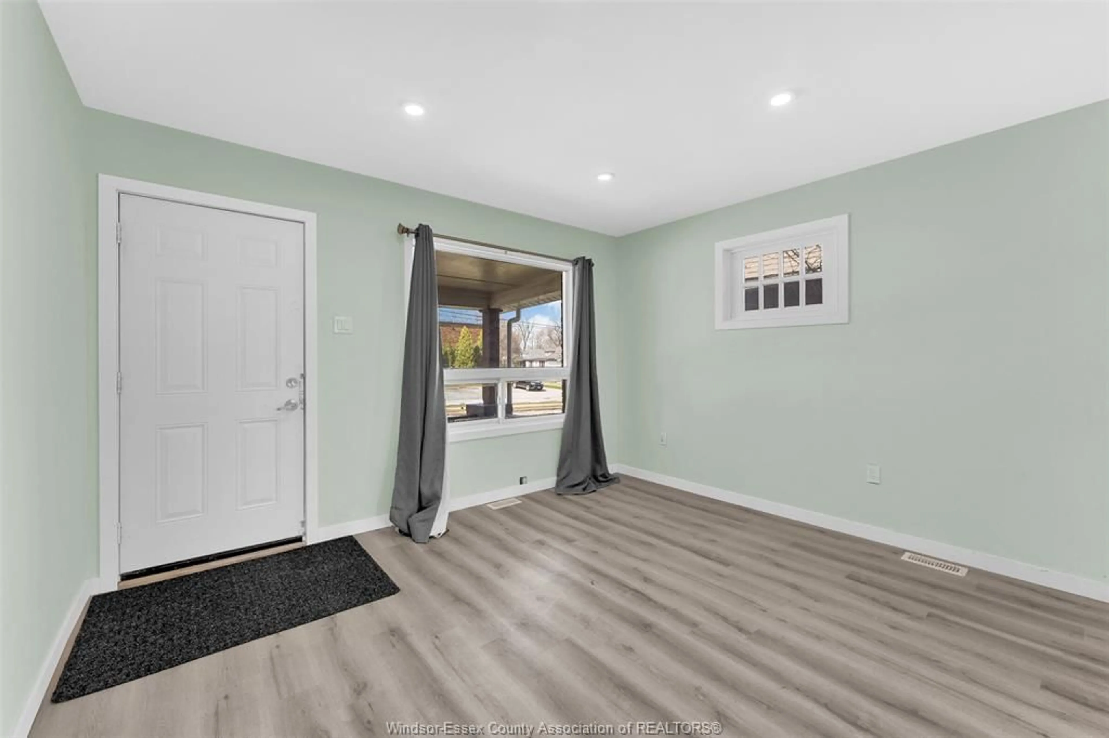 Indoor entryway for 924 FELIX Ave, Windsor Ontario N9C 3L3