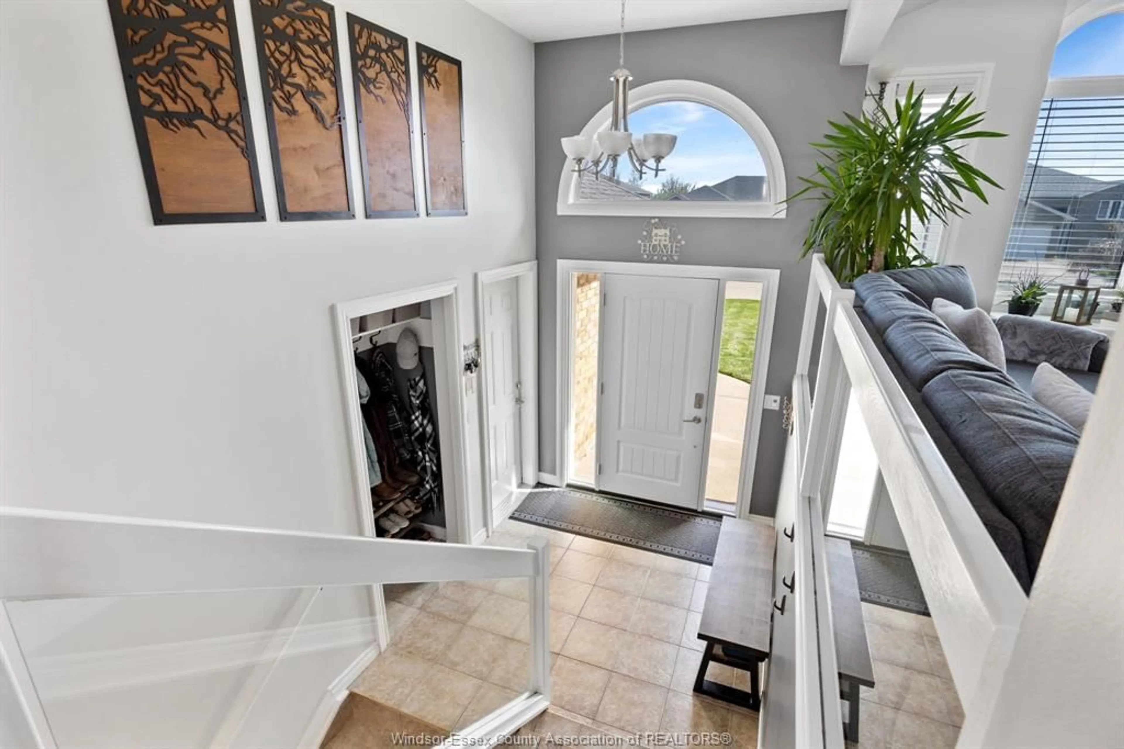 Indoor entryway for 12034 DUCHARME Lane, Essex Ontario N0R 1J0