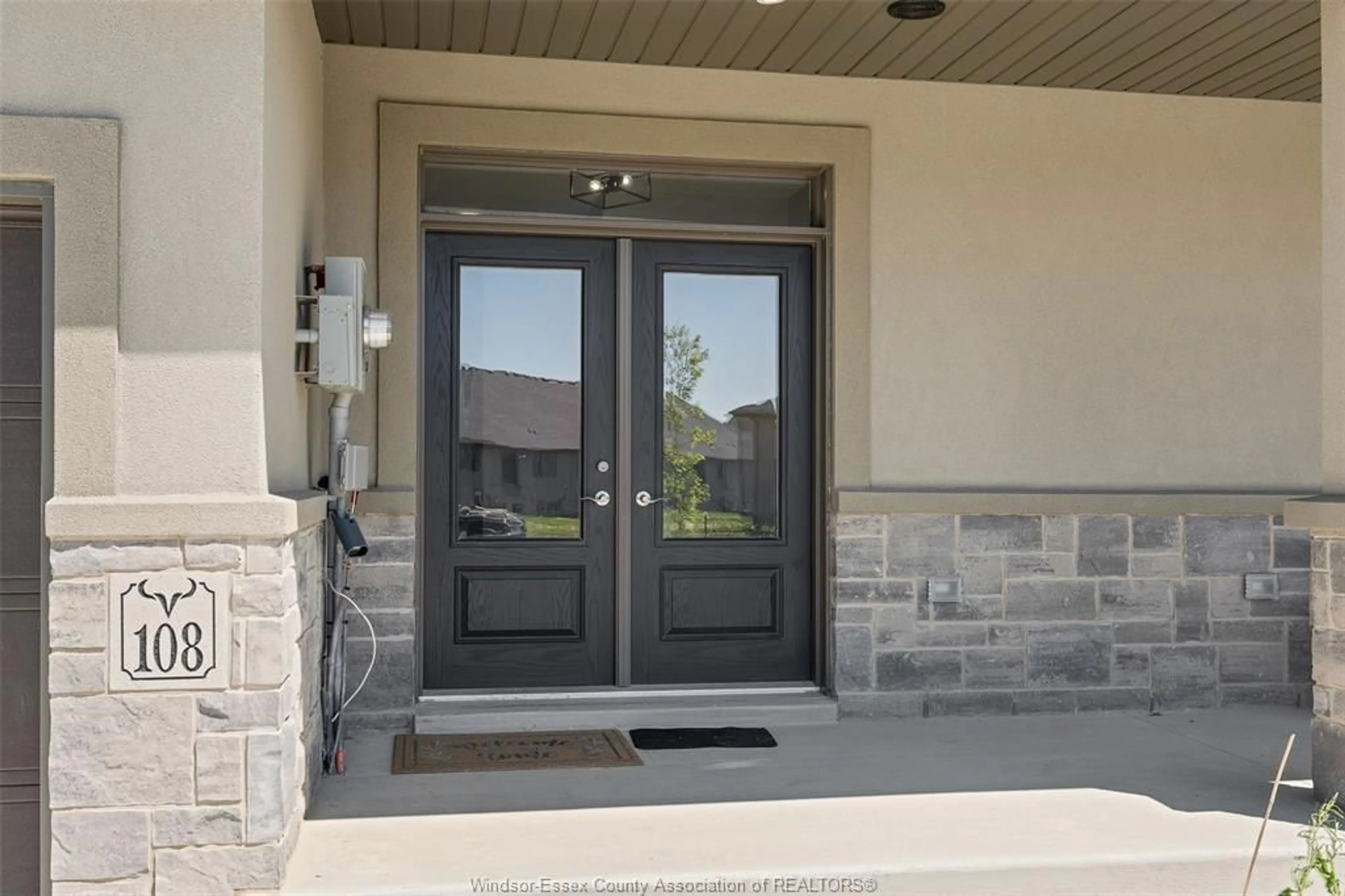 Indoor entryway for 108 Lane St, Essex Ontario N8M 0B2