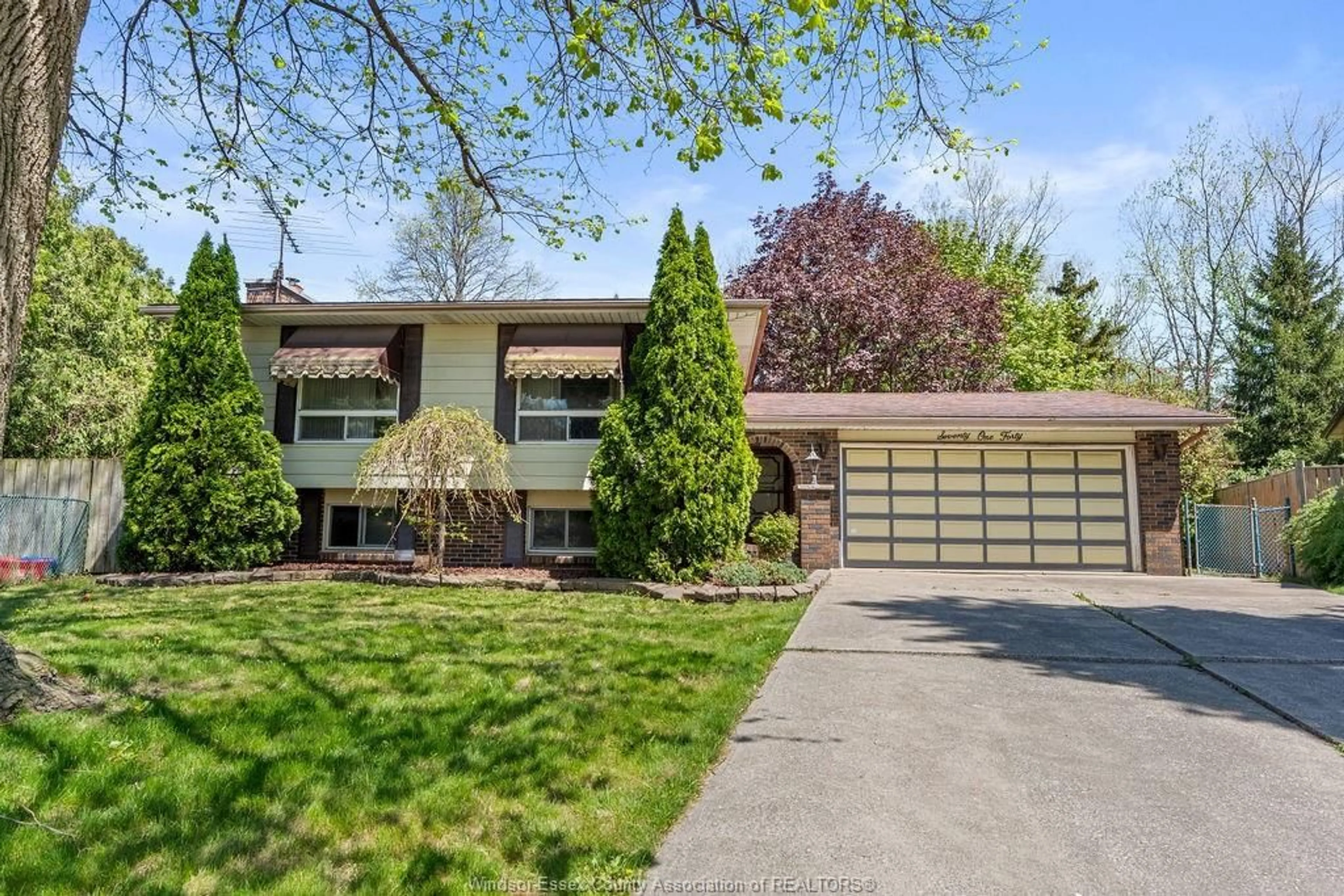 Home with vinyl exterior material, street for 7140 ISABELLE Crt, Windsor Ontario N8S 4J7