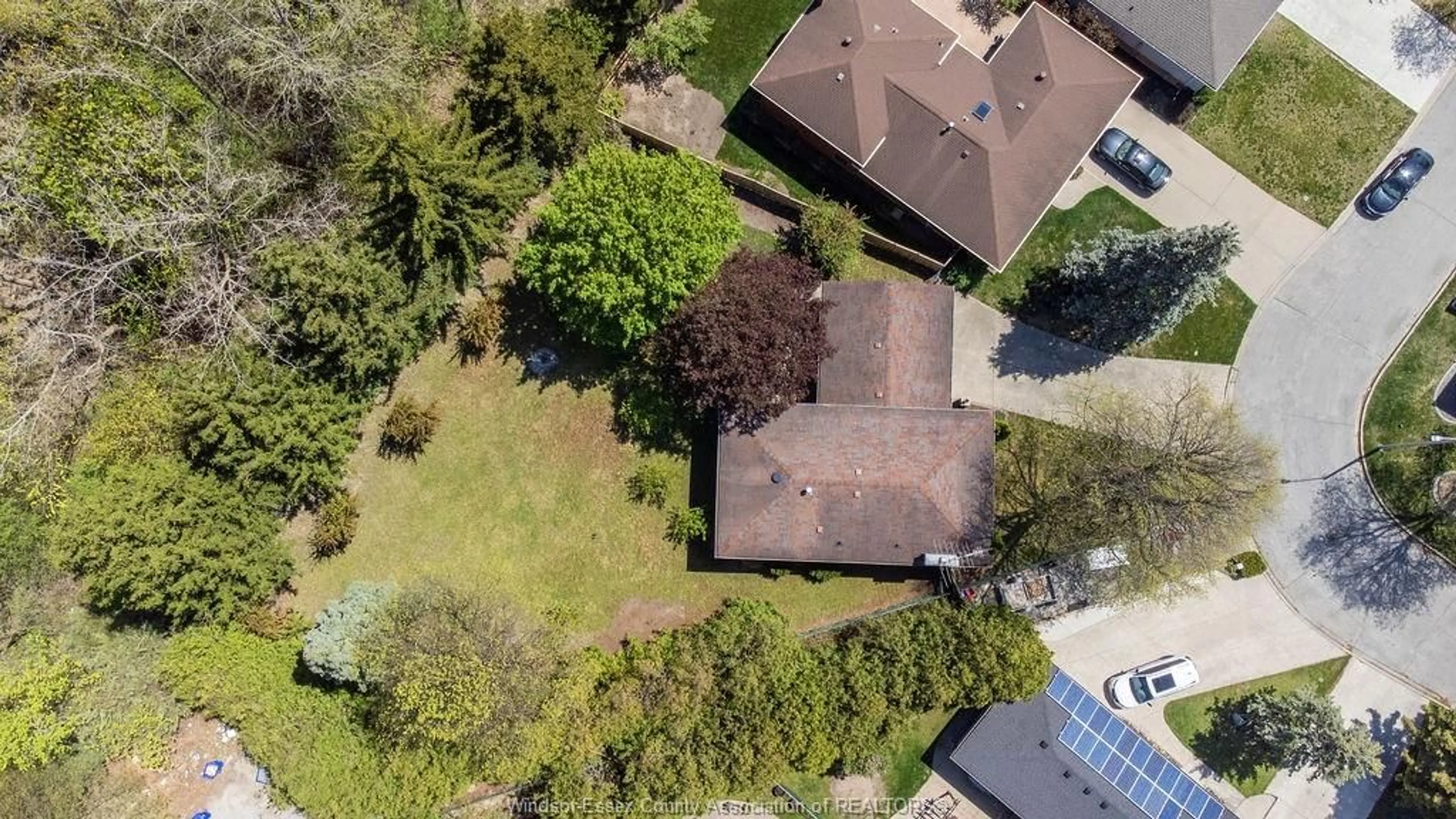 A pic from outside/outdoor area/front of a property/back of a property/a pic from drone, street for 7140 ISABELLE Crt, Windsor Ontario N8S 4J7