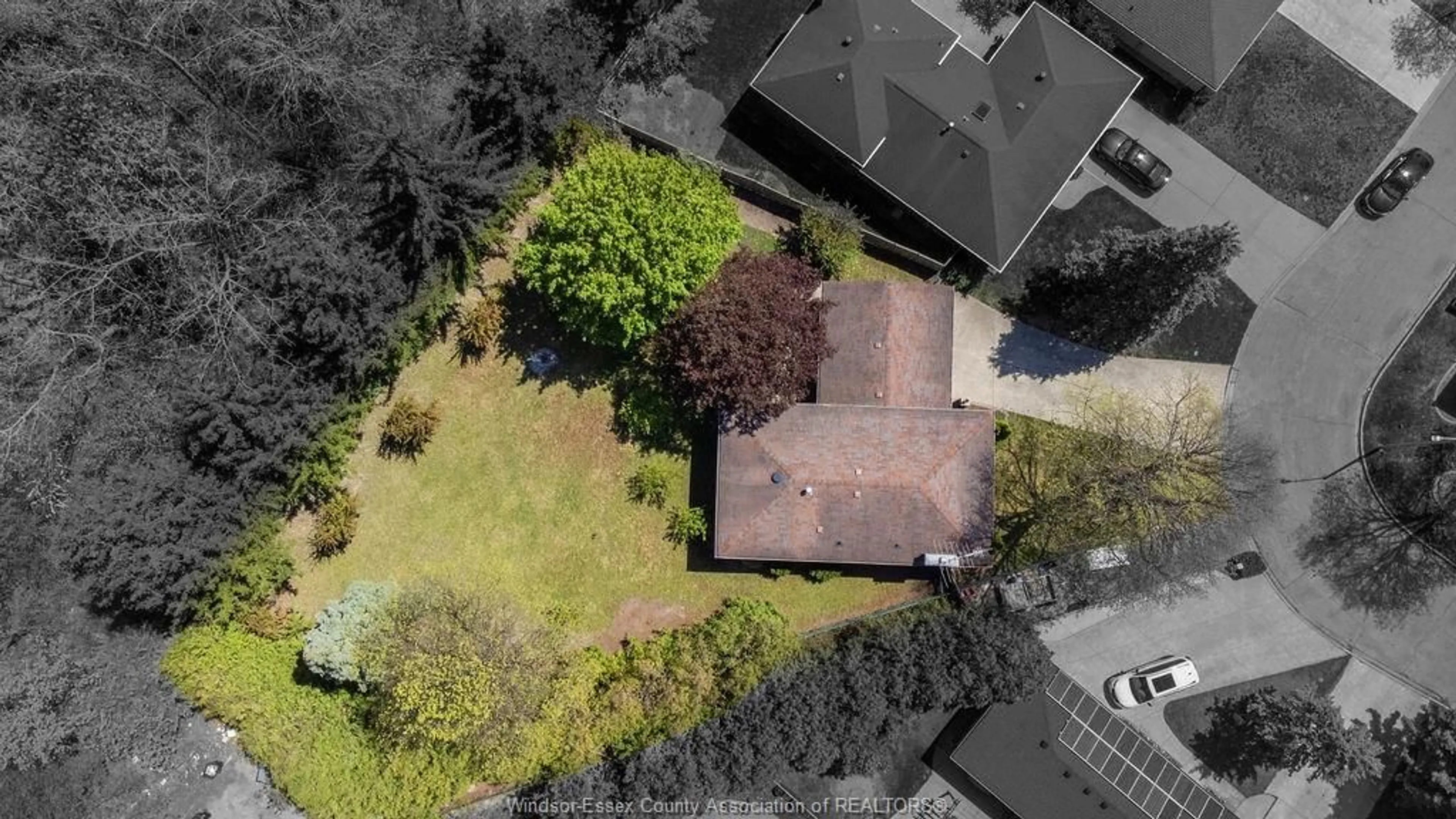 A pic from outside/outdoor area/front of a property/back of a property/a pic from drone, street for 7140 ISABELLE Crt, Windsor Ontario N8S 4J7