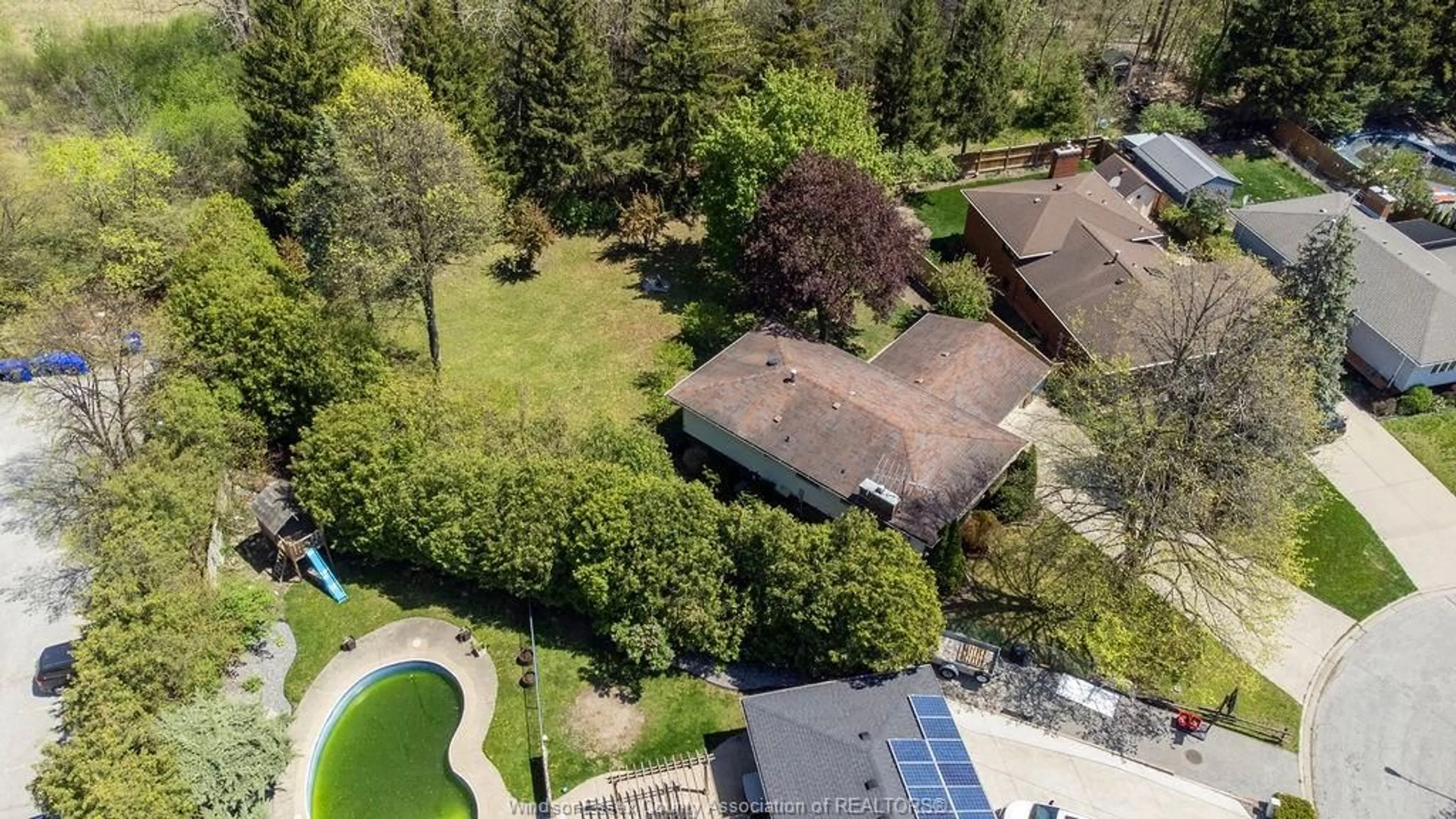 A pic from outside/outdoor area/front of a property/back of a property/a pic from drone, unknown for 7140 ISABELLE Crt, Windsor Ontario N8S 4J7