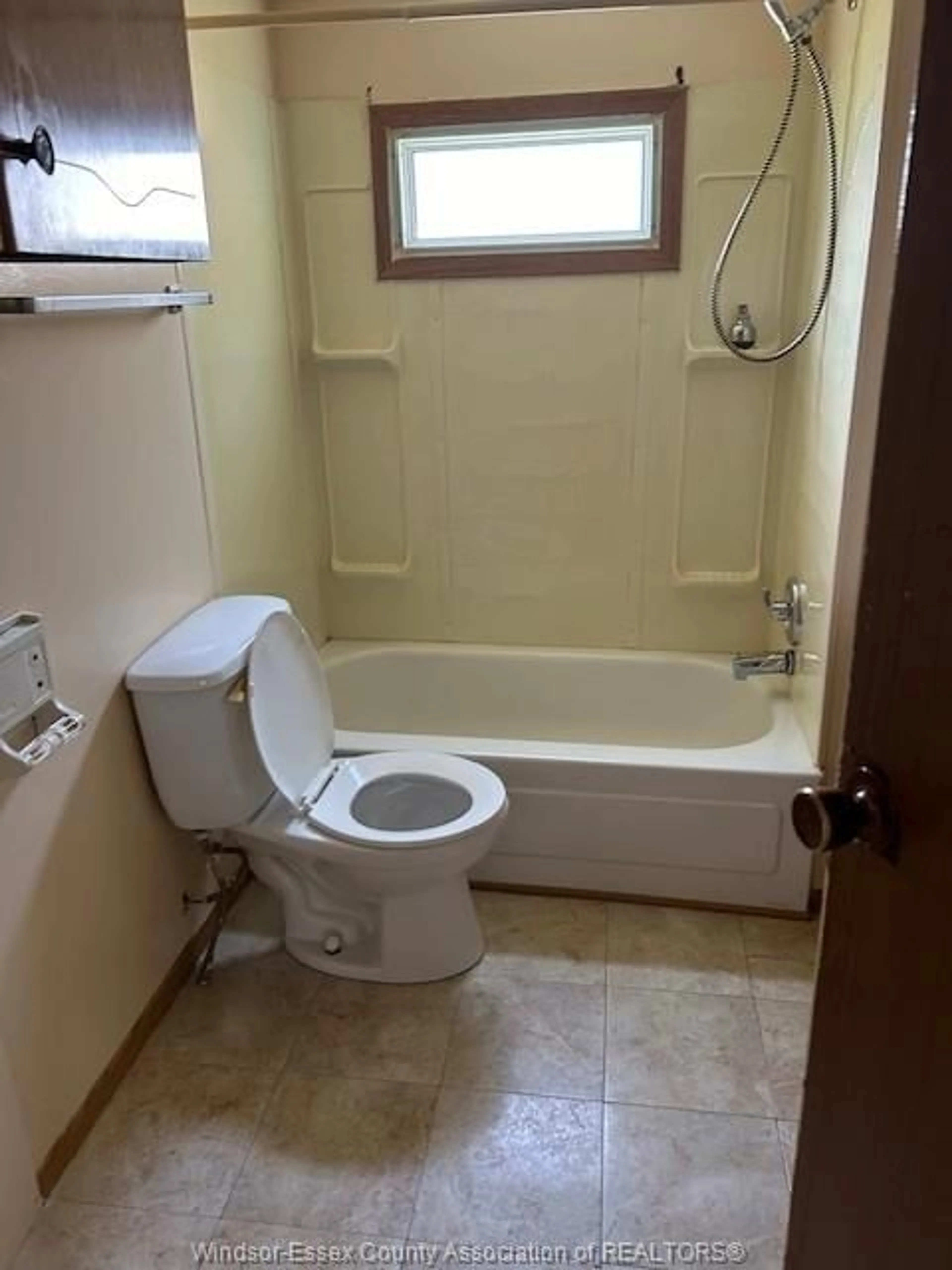 Standard bathroom, floor is not visible for 11408 COUNTY RD 46 #13, Lakeshore Ontario N0P 1J0