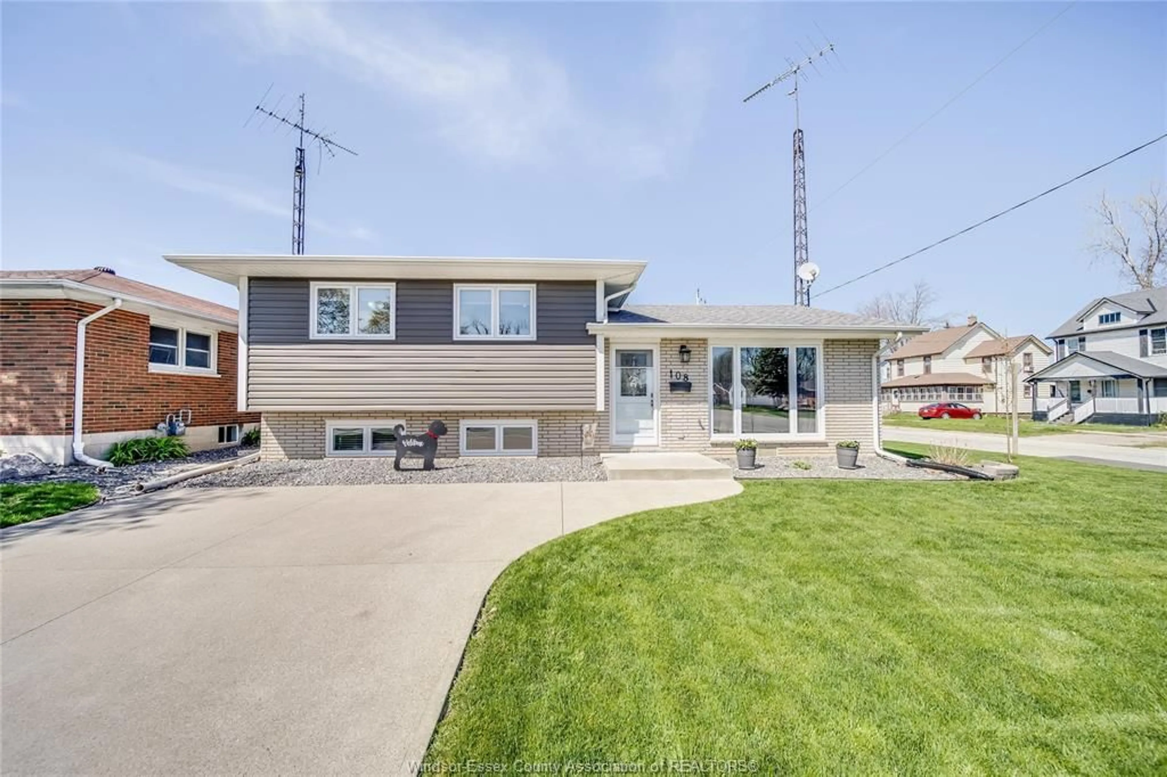 Home with vinyl exterior material, street for 108 WELLINGTON St, Kingsville Ontario N9Y 1L4