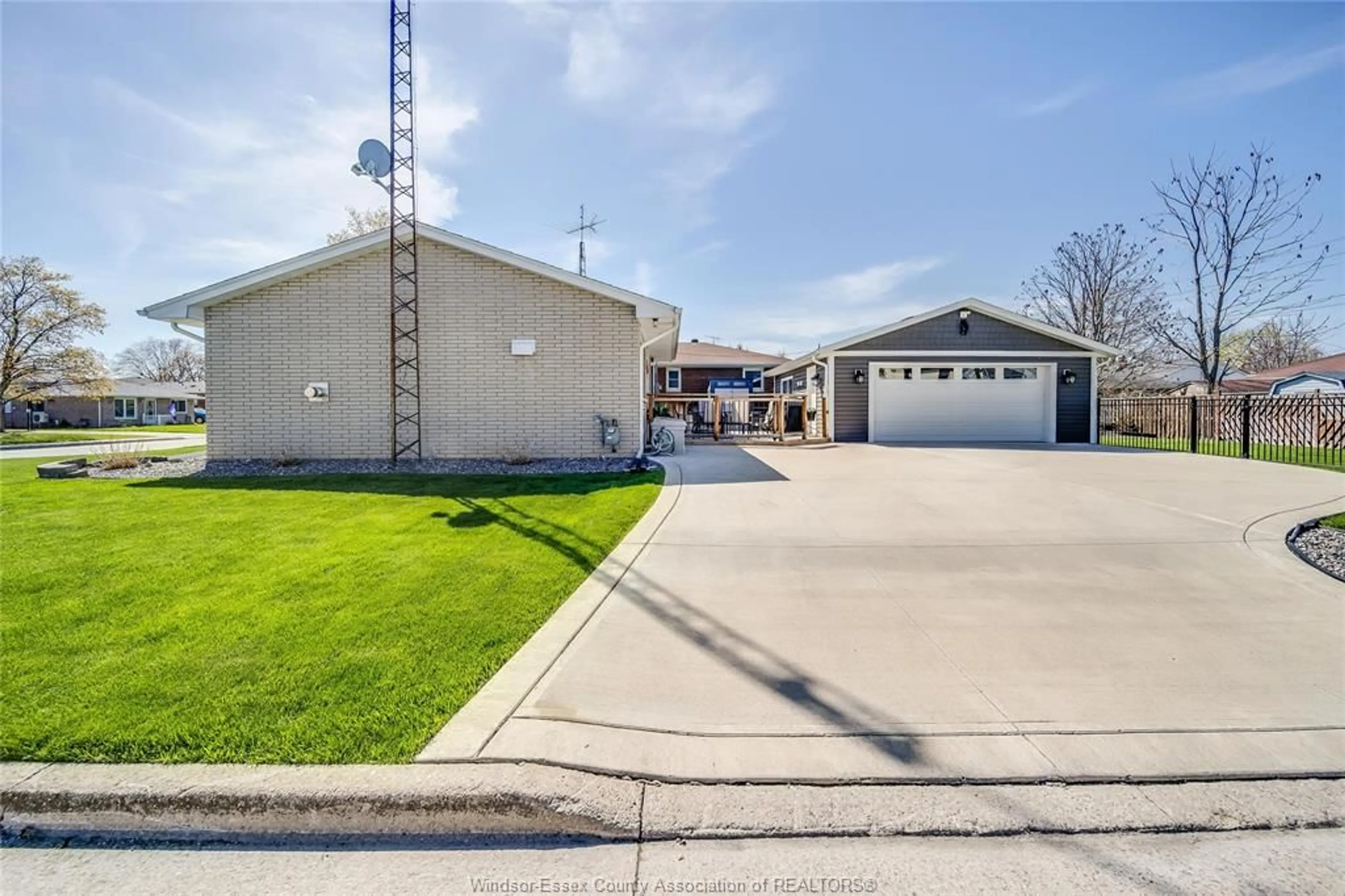 Indoor garage for 108 WELLINGTON St, Kingsville Ontario N9Y 1L4