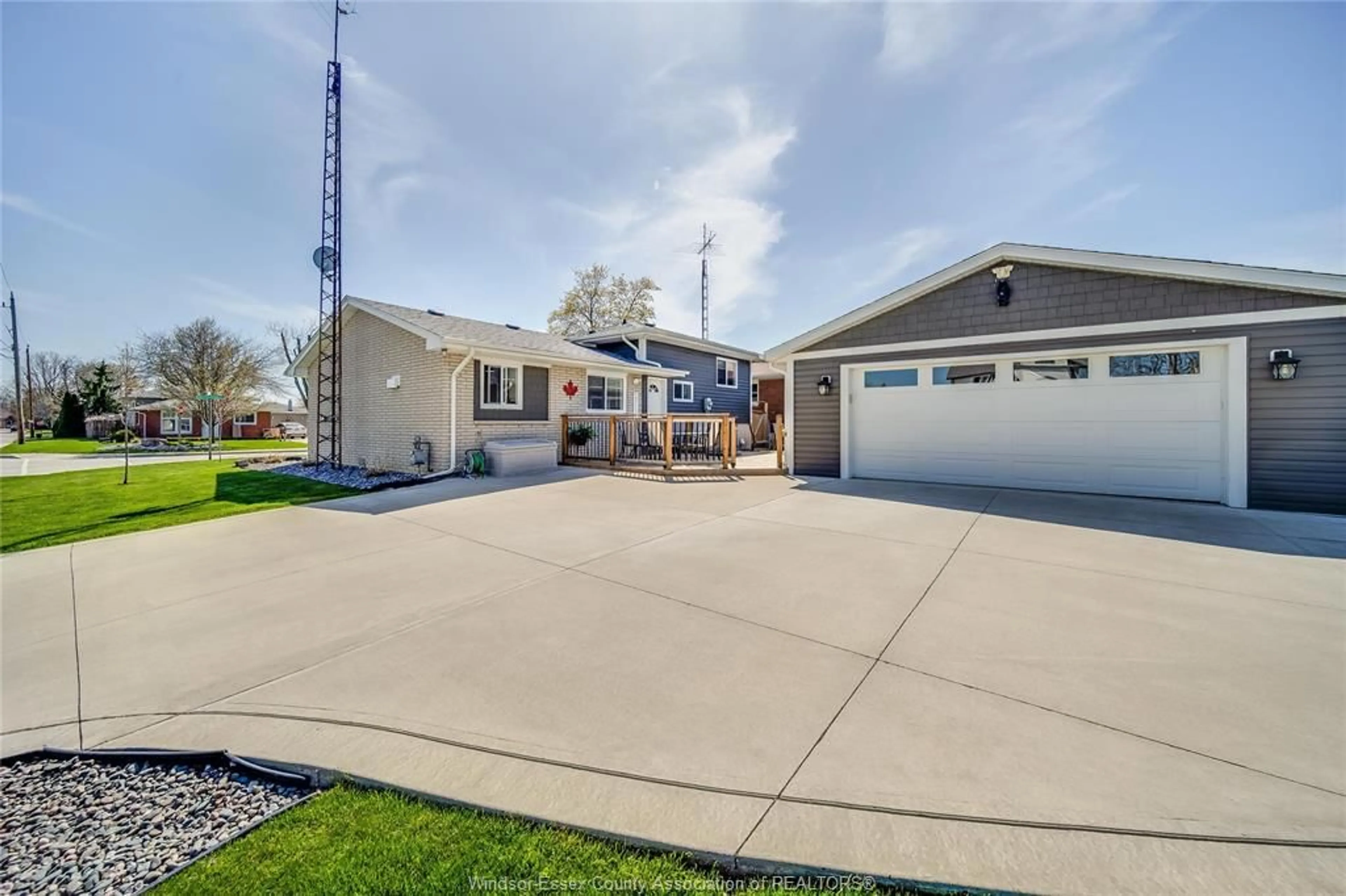 A pic from outside/outdoor area/front of a property/back of a property/a pic from drone, street for 108 WELLINGTON St, Kingsville Ontario N9Y 1L4