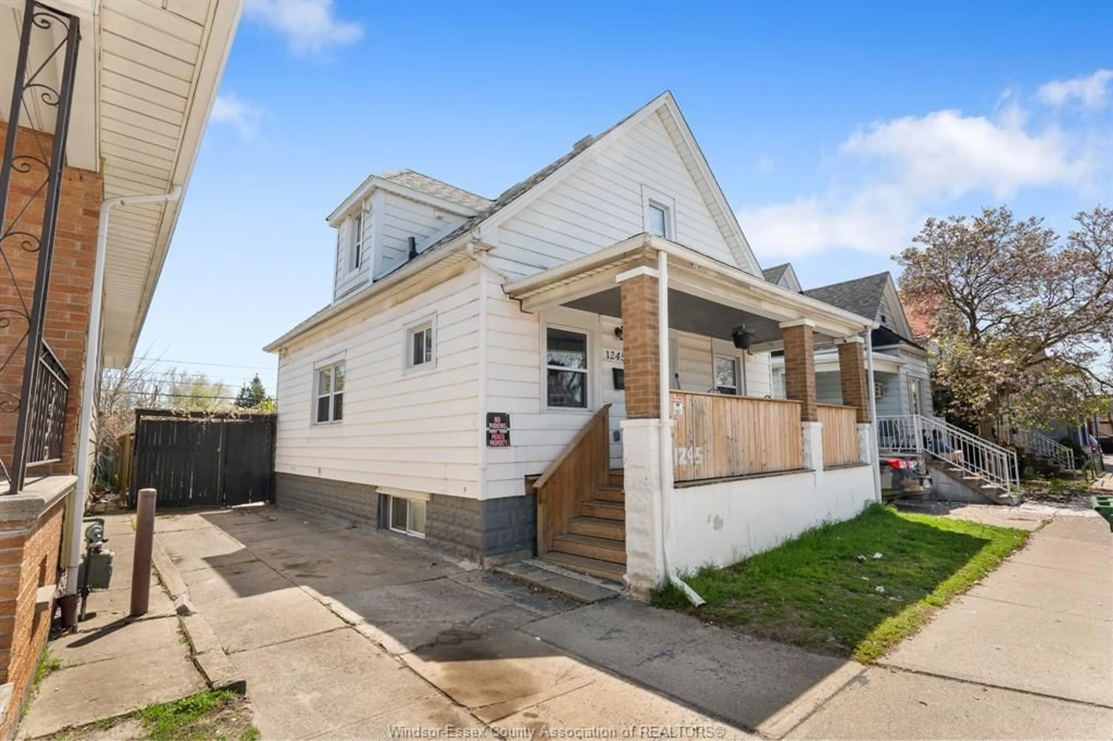 Unknown for 1245 ERIE St, Windsor Ontario N9A 3Z6