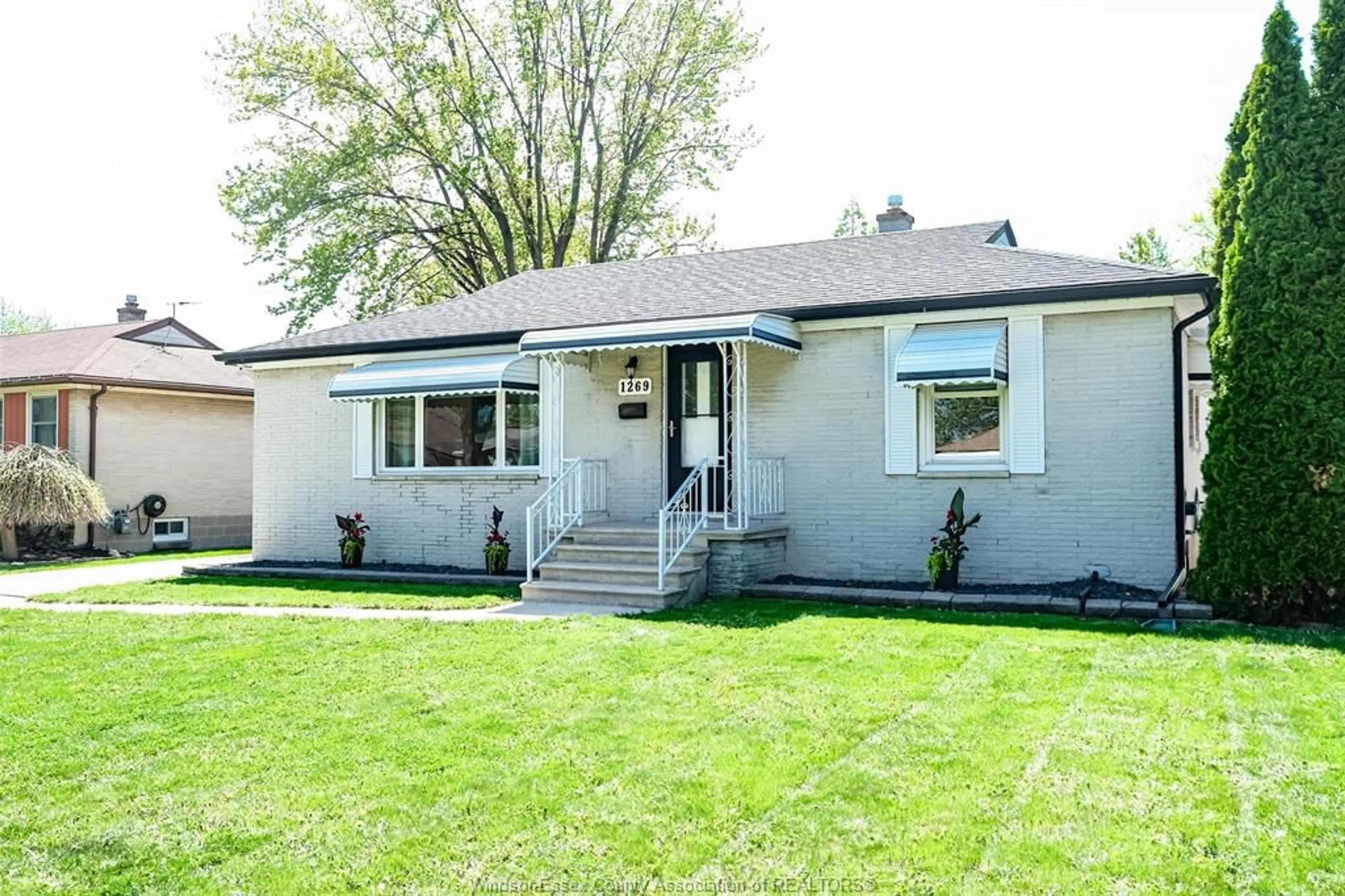 Home with vinyl exterior material, street for 1269 VIRGINIA, Windsor Ontario N8S 2Z1