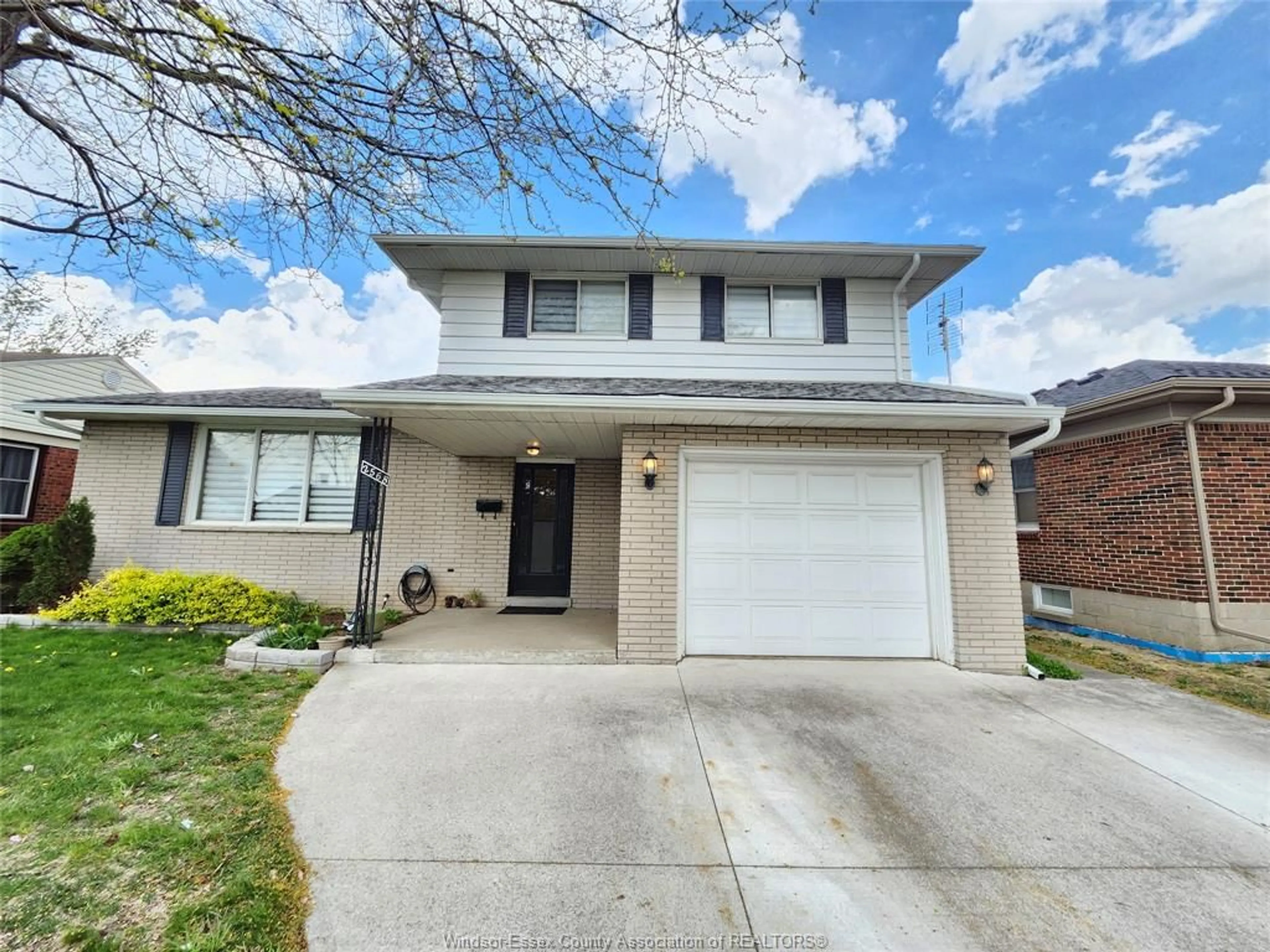 Home with vinyl exterior material, street for 2568 NORMAN Rd, Windsor Ontario N8T 1S7