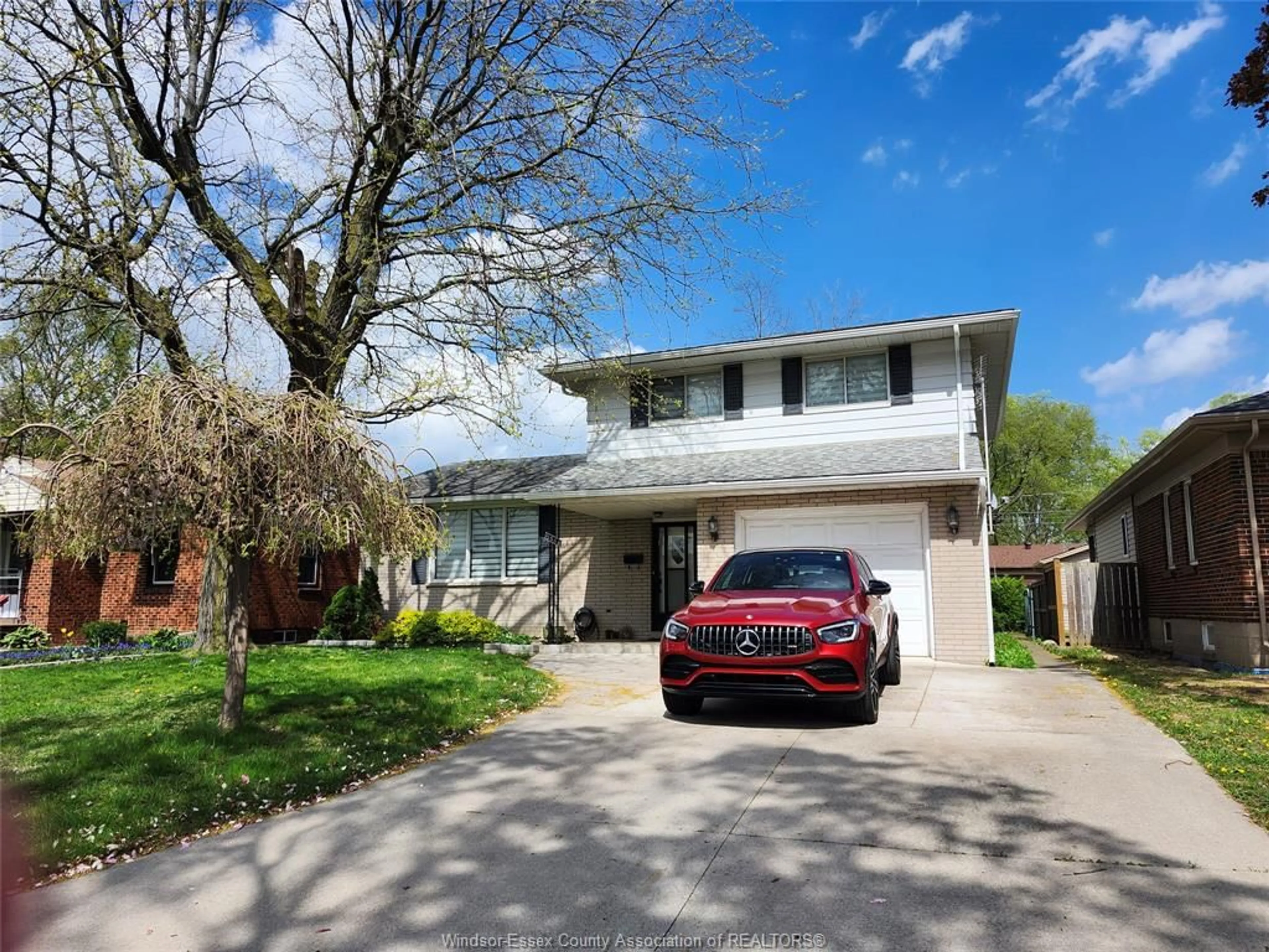Home with vinyl exterior material, street for 2568 NORMAN Rd, Windsor Ontario N8T 1S7