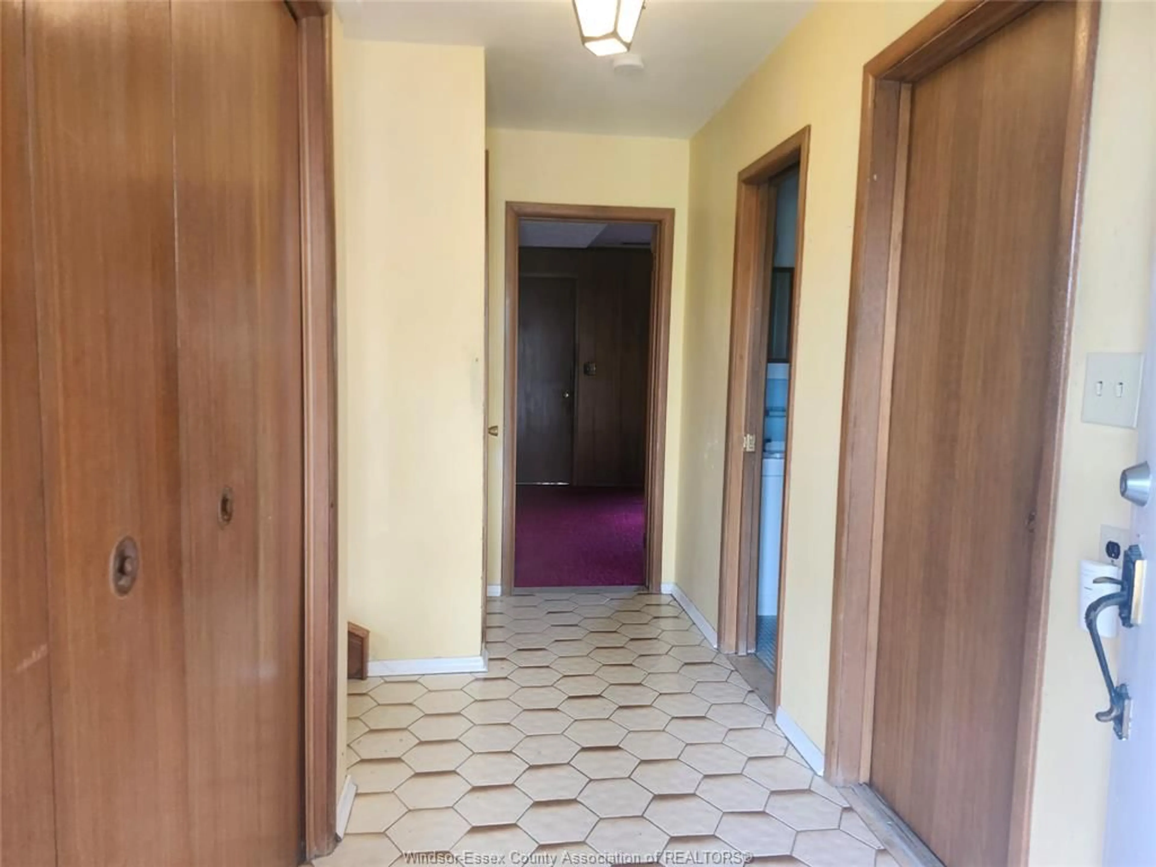 Indoor foyer for 2568 NORMAN Rd, Windsor Ontario N8T 1S7