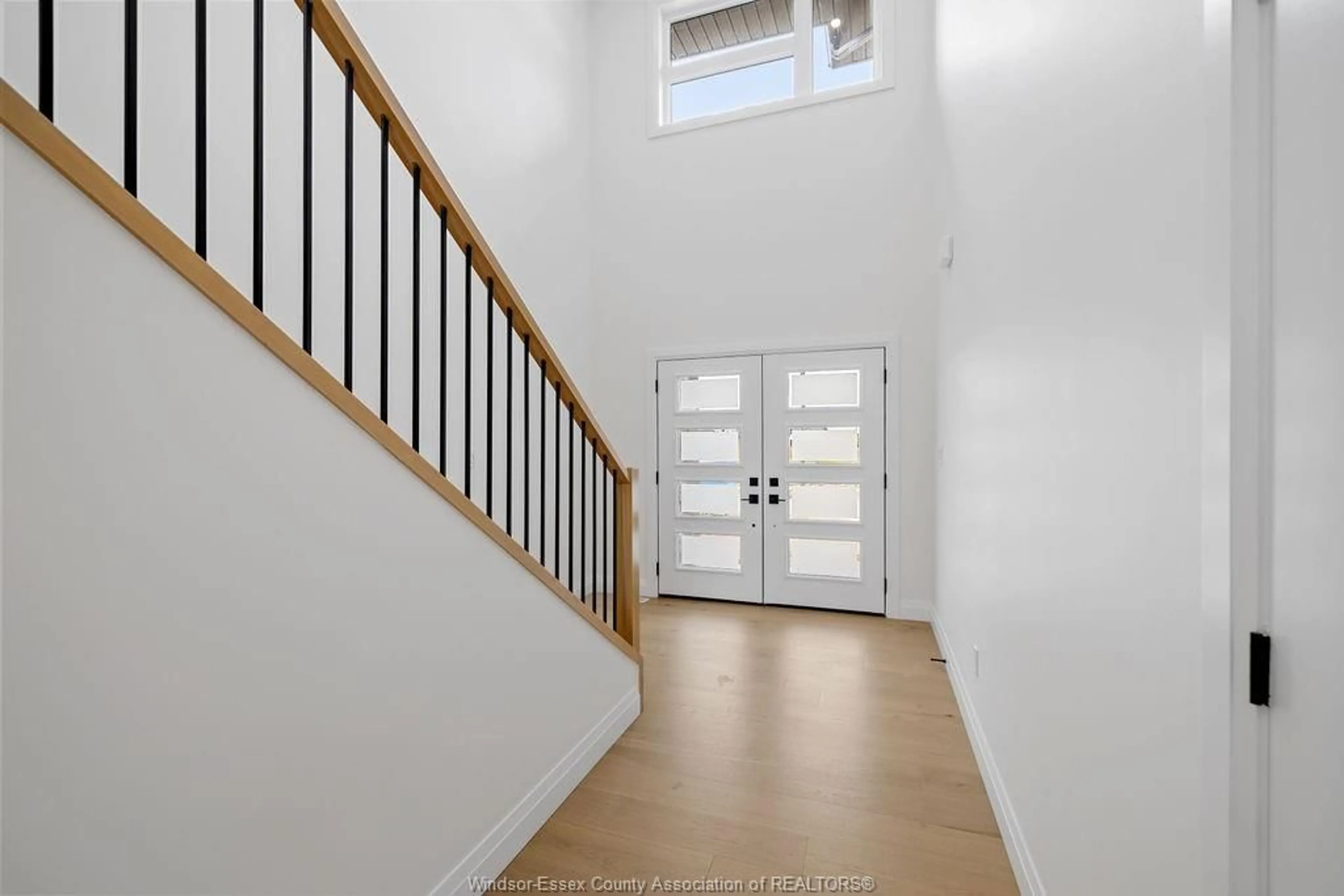 Indoor foyer for 8032 MEO Blvd, LaSalle Ontario N9H 1H3
