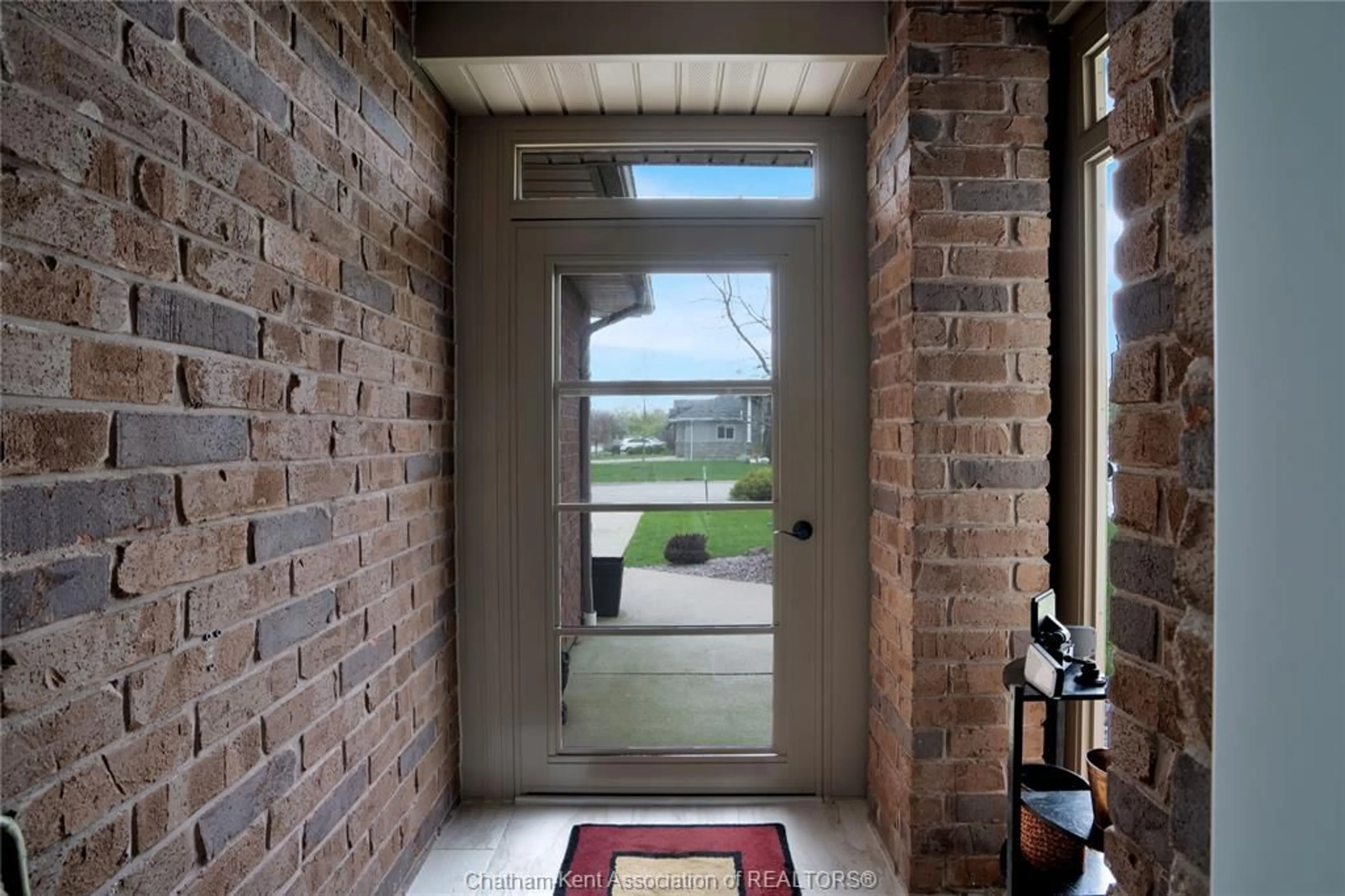 Indoor entryway for 99 Golfview Dr, Kingsville Ontario N9Y 0A6