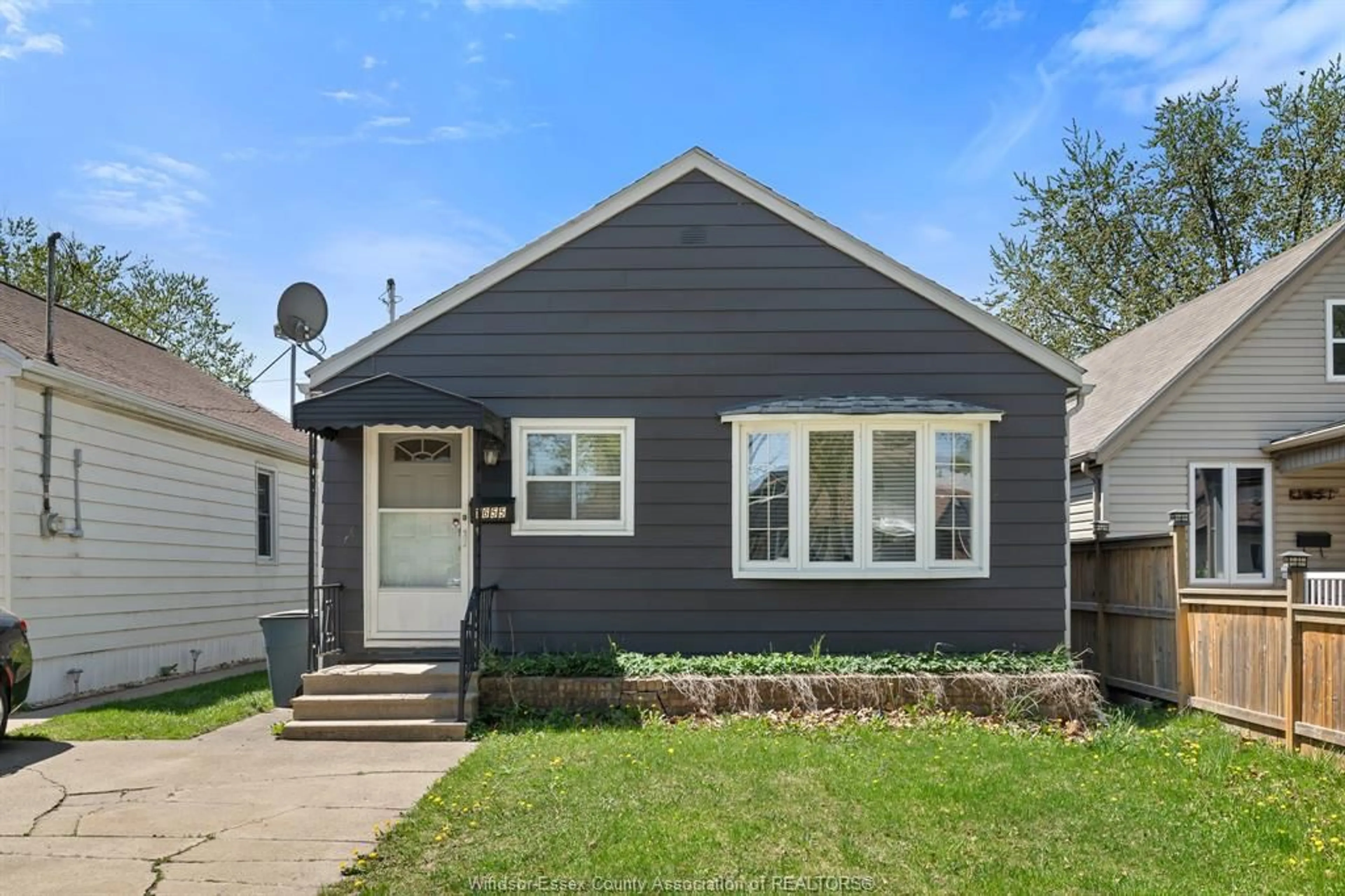 Home with vinyl exterior material, street for 1655 FORD Blvd, Windsor Ontario N8T 2C9